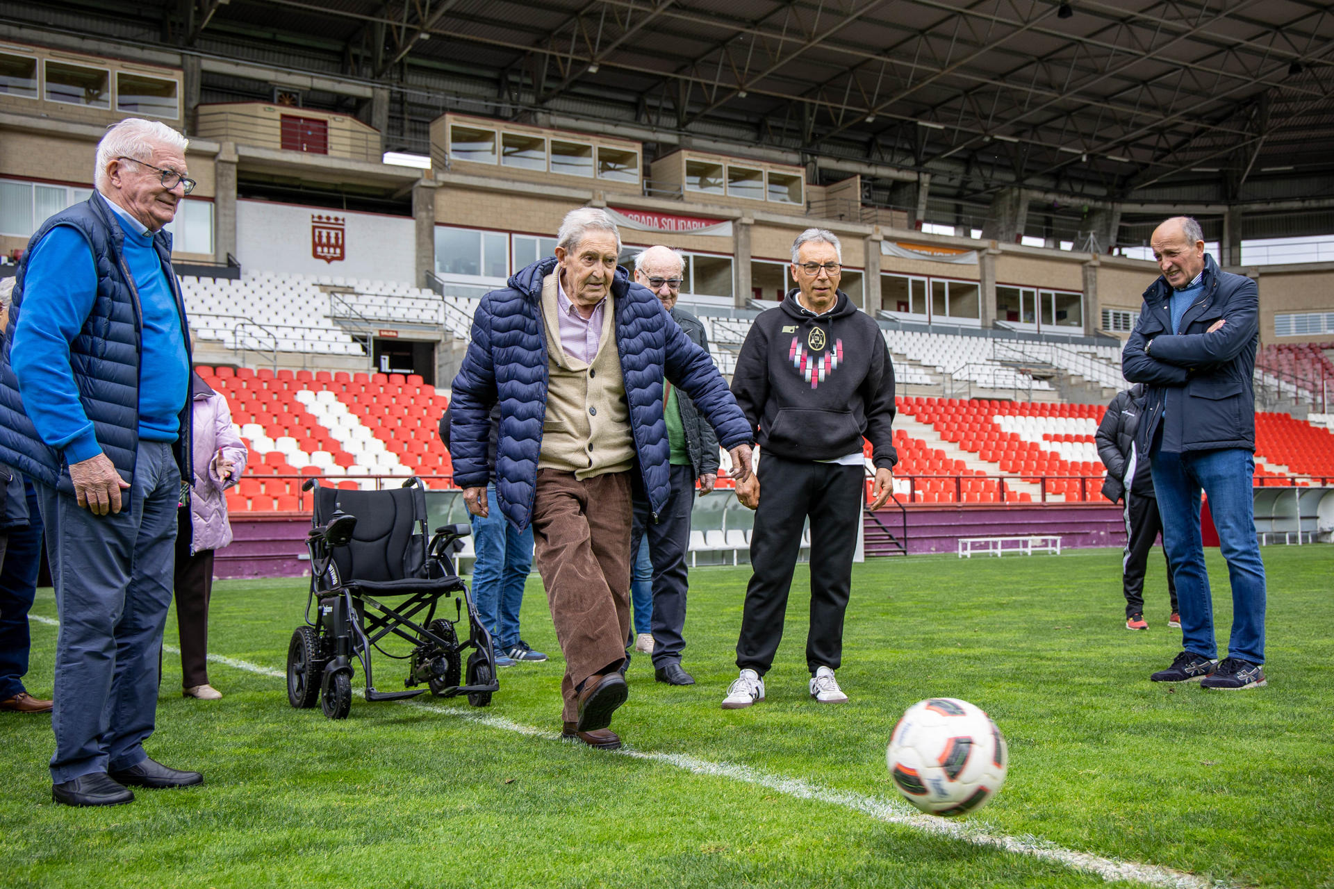 Miembros de la Asociación de Veteranos del Club Deportivo Logroñés y dentro de los Talleres de Reminiscencia que LaLiga del Fútbol Profesional patrocina, como Miguel Ángel Lotina, Antonio Hidalgo, Albert Aguilá o el exfutbolista de equipos como el Valencia, Málaga o Real Sociedad, Gerardo García León, han acompañado este martes a A.F.A.( Asociación de Familiares de enfermos de Alzheimer ) en la visita al Estadio de Las Gaunas y ayudar a través de bonitos y emotivos recuerdos a nuestros mayores. EFE/ Raquel Manzanares