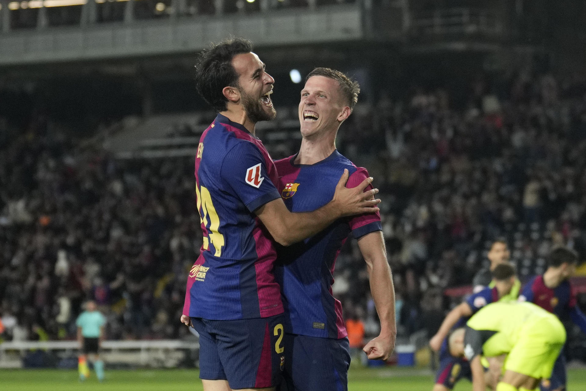 El centrocampista del FC Barcelona Dani Olmo (d) celebra su gol durante el partido de la jornada 33 de LaLiga que FC Barcelona y RCD Mallorca disputaron en el Estadi Olímpic Lluís Companys, en Barcelona. EFE/Alejandro García