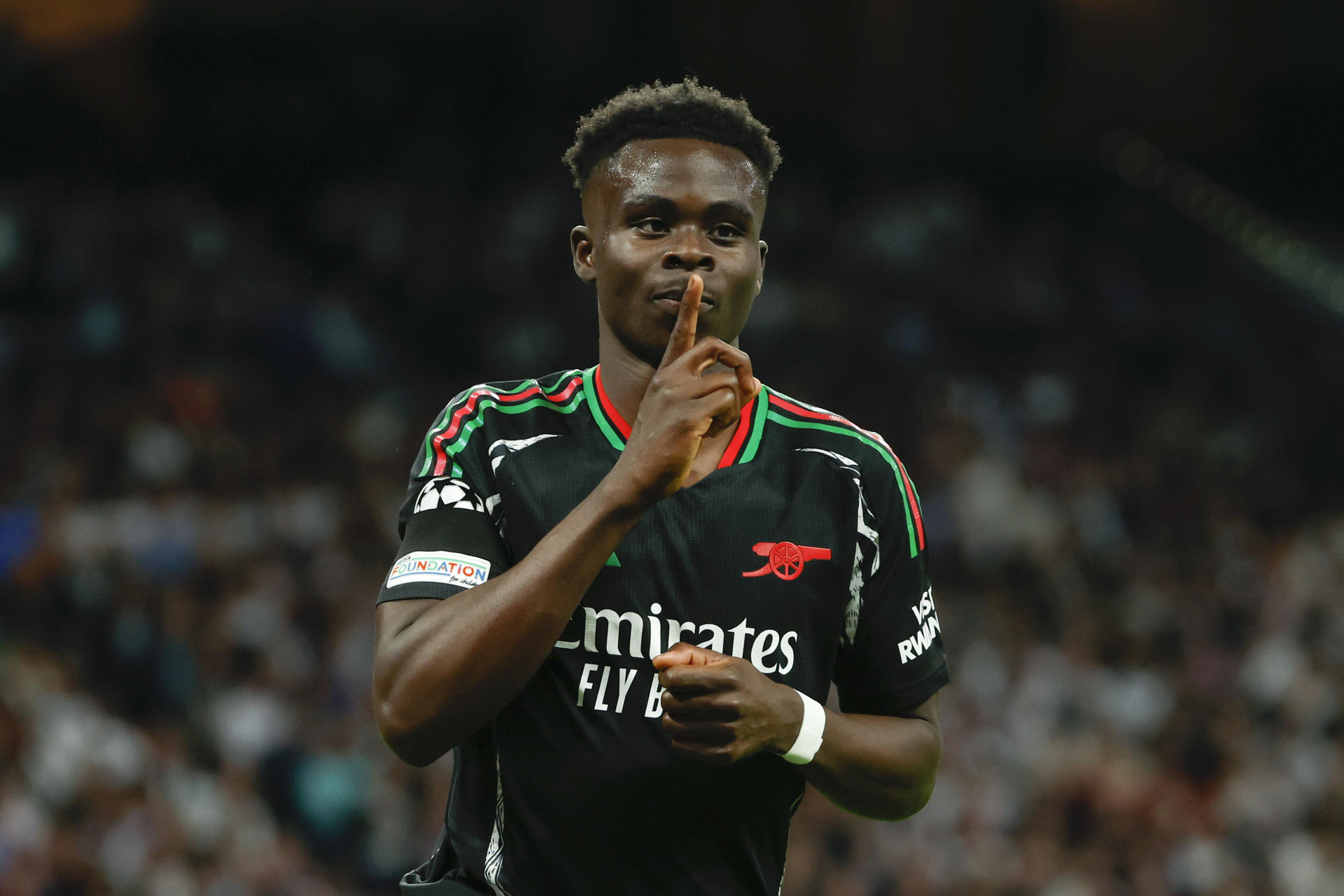 El delantero del Arsenal Bukayo Saka celebra su gol durante el partido de vuelta de cuartos de final de la Liga de Campeones ante el Real Madrid. EFE/Mariscal