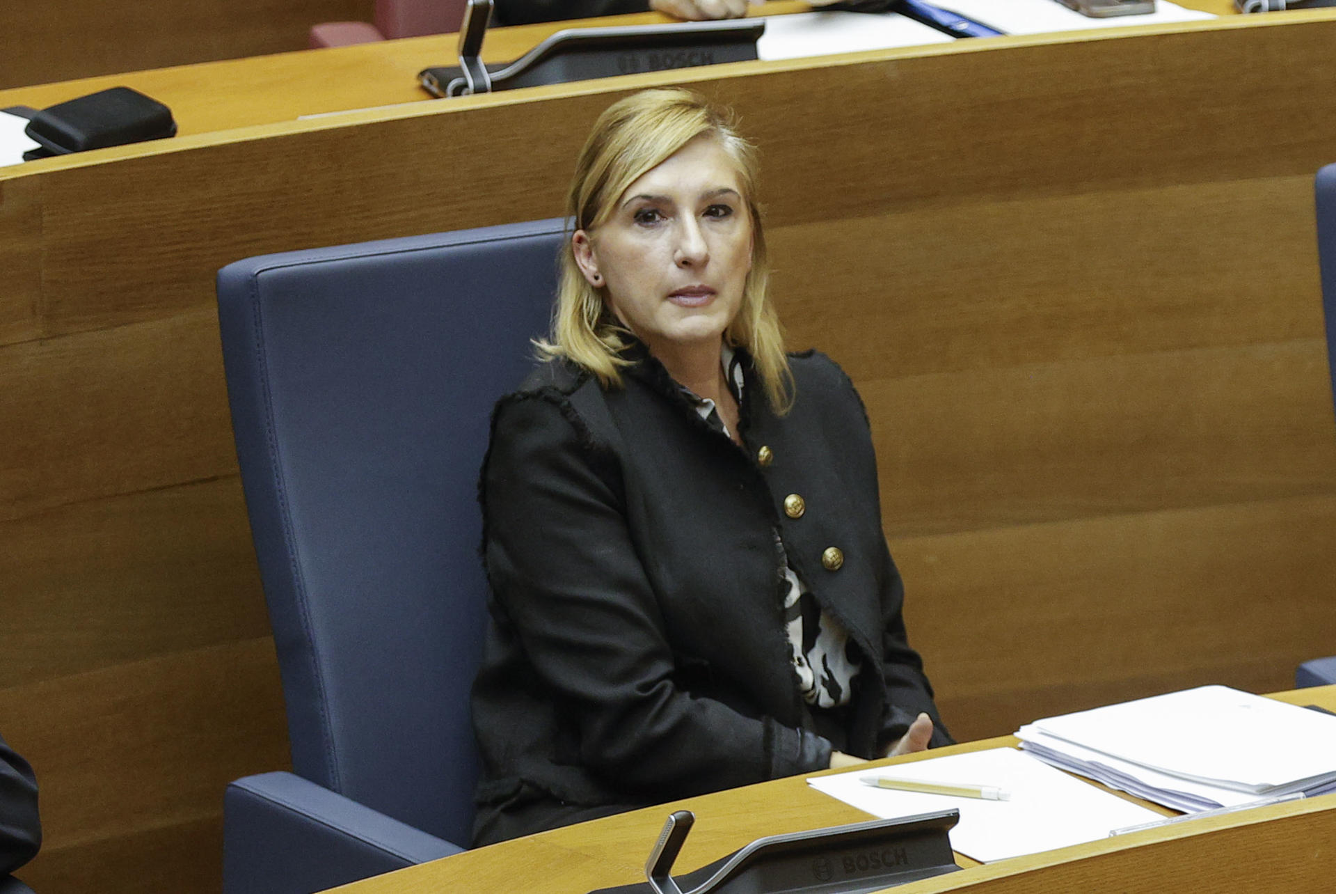 Imagen de archivo (15/11/2024) de la exconsejera de Justicia e Interior de la Comunidad Valenciana, Salomé Pradas, durante el pleno en el que el presidente Carlos Mazón rindió cuentas de lo que hizo el 29 de octubre y explicó cómo va a remodelar la estructura de su Gobierno para adaptarla a la reconstrucción. EFE/Manuel Bruque
