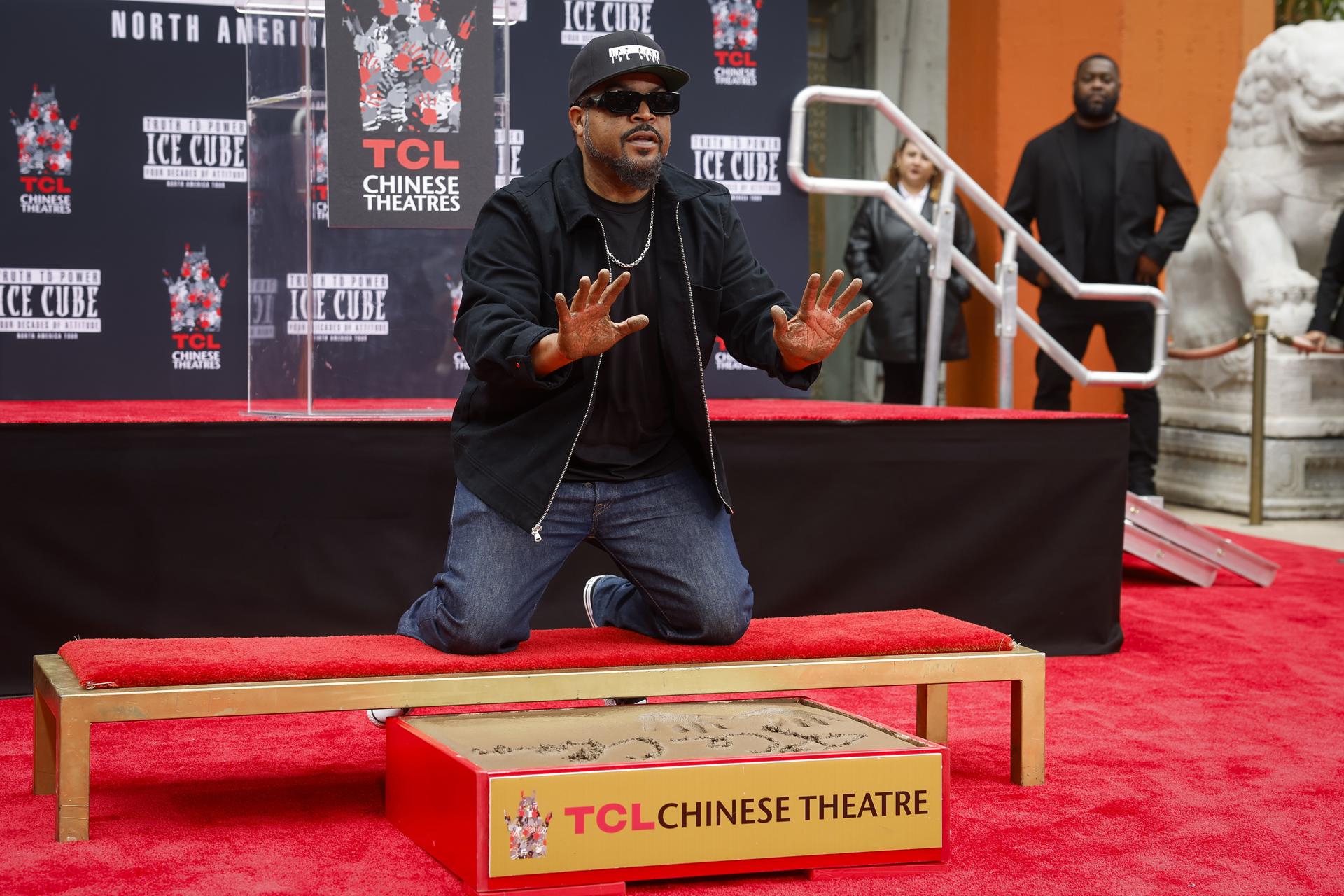 Ice Cube asiste a la ceremonia de huellas de manos y pies en su honor en el Teatro Chino en Los Ángeles, California, EE. UU., el 15 de abril de 2025. EFE/EPA/CAROLINE BREHMAN
