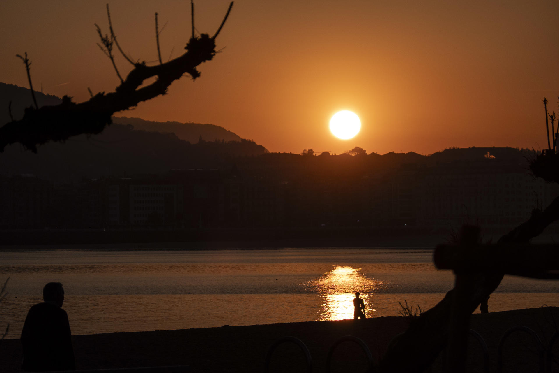 Vista del amanecer este martes en San Sebastián. EFE/Javier Etxezarreta