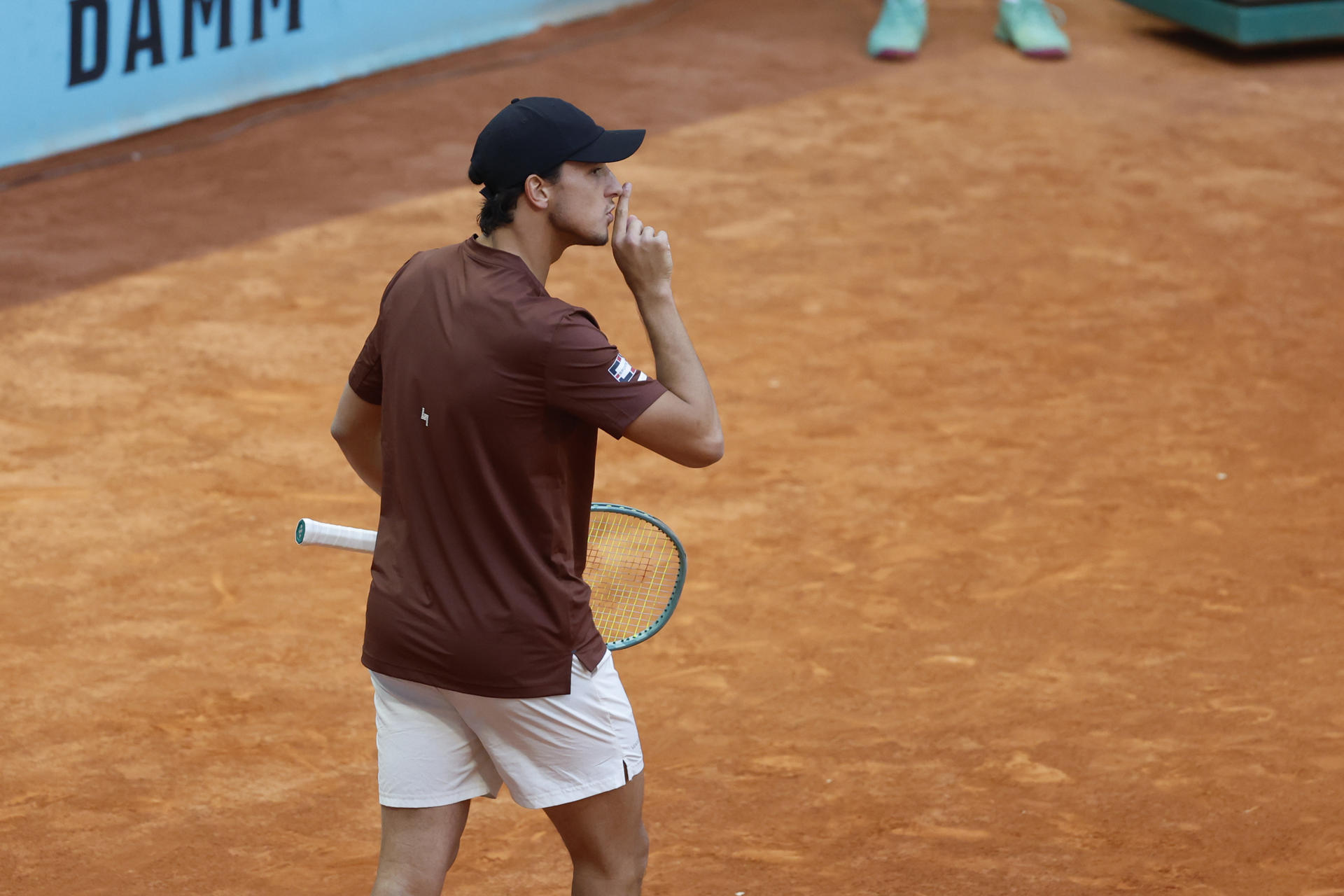 El tenista italiano Luciano Darderi en acción ante el estadounidense Frances Tiafoe en su partido individual masculino de segunda ronda del Masters 1000 de Madrid, este sábado en la Caja Mágica en la capital de España. EFE/Juanjo Martín