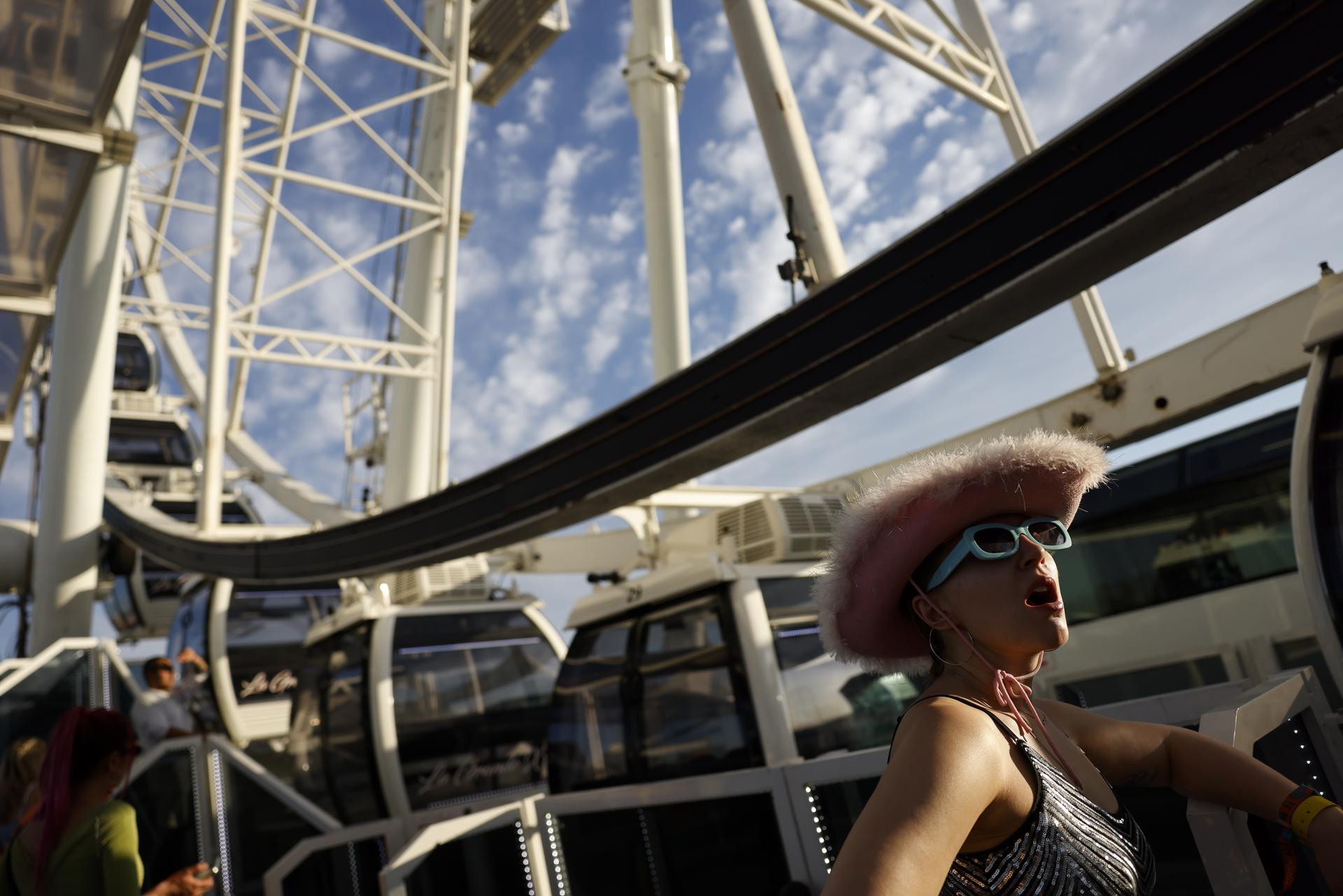 Un asistente espera en fila durante el Festival de Música y Artes de Coachella Valley en Indio, California, EE. UU., el 12 de abril de 2025. EFE/CAROLINE BREHMAN