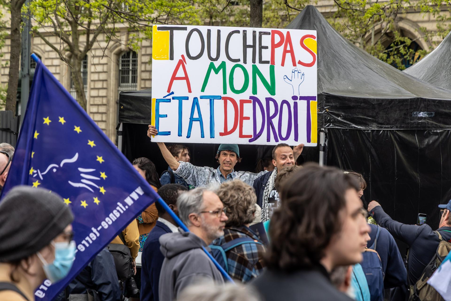 PARIS, 12/04/2025.- Un manifestante porta una pancarta con la frase "No toques mi estado de derecho" en una manifestación convocada por SOS Racisme y organizaciones de derechos humanos en París. EFE/EPA/CHRISTOPHE PETIT TESSON