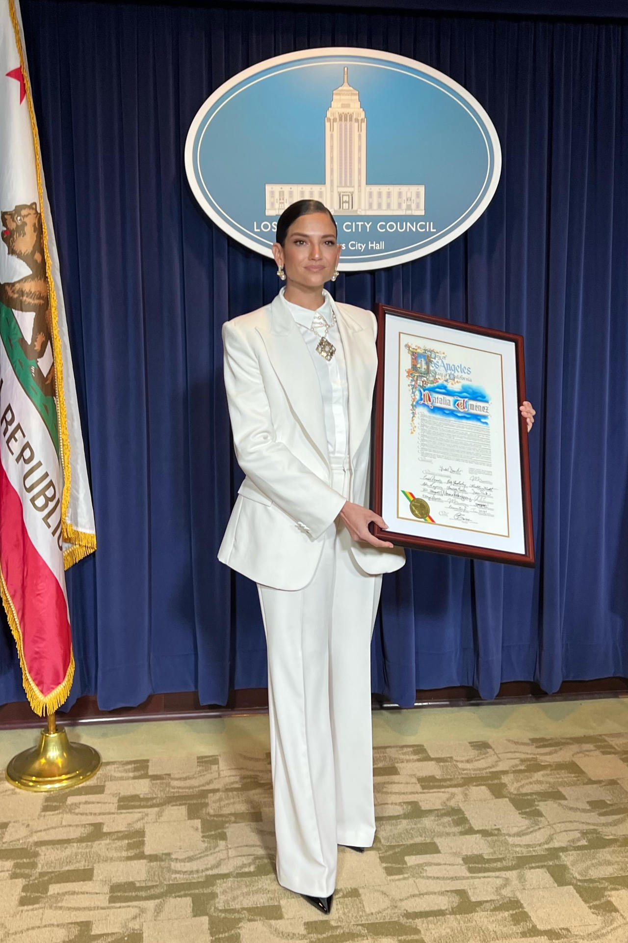 Fotografía cedida por 11:11 Public Relations de la cantante española Natalia Jiménez posando con su certificado de la Proclamación Oficial de la Ciudad de Los Ángeles este viernes, en la sede de la Alcaldía de Los Ángeles (Estados Unidos). EFE/11:11 Public Relations /SOLO USO EDITORIAL /NO VENTAS /SOLO DISPONIBLE PARA ILUSTRAR LA NOTICIA QUE ACOMPAÑA /CRÉDITO OBLIGATORIO