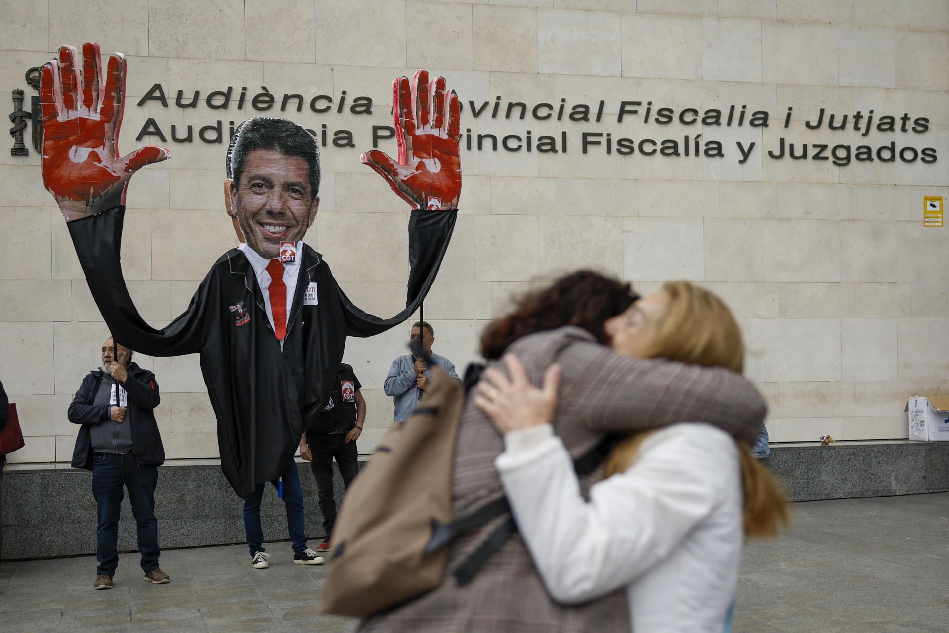 Dos mujeres se abrazan durante la concentración celebrada por asociaciones de víctimas y damnificados por la dana del 29 de octubre ante la Ciudad de la Justicia de València, donde están citados a declarar como investigados la exconsellera de Justicia e Interior Salomé Pradas y su ex número dos, Emilio Argüeso. EFE/Biel Aliño