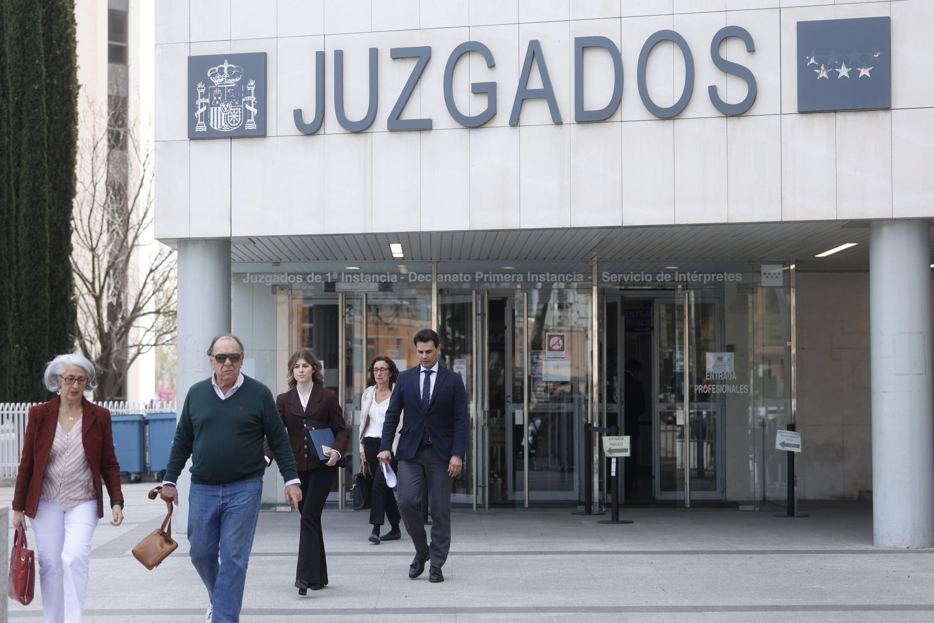 Alberto González Amador (d), pareja de Isabel Díaz Ayuso, sale de los Juzgados tras declarar ante el juez el día 10 de abril. EFE/ Rodrigo Jimenez
