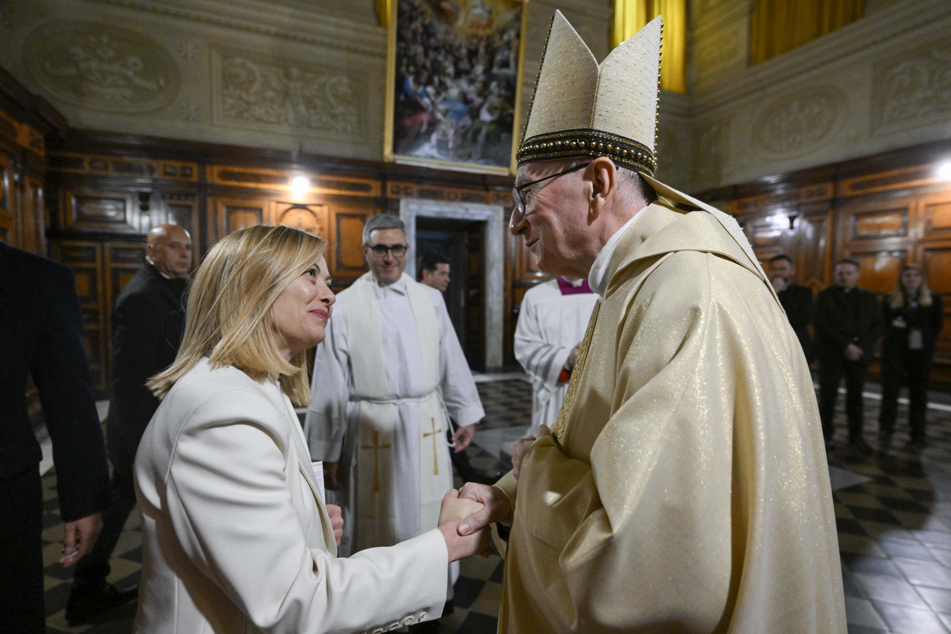 La primera ministra italiana, Giorgia Meloni (i), asiste a la ceremonia en la que el Vaticano conmemoró este miércoles los veinte años de la muerte del papa y santo Juan Pablo II, con una misa en la basílica de San Pedro del Vaticano, aunque sin la presencia de Francisco, convaleciente en su residencia. EFE/ Simone Risoluti / Dicasterio para la Comunicación de la Santa Sede SÓLO USO EDITORIAL / SÓLO DISPONIBLE PARA ILUSTRAR LA NOTICIA QUE ACOMPAÑA (CRÉDITO OBLIGATORIO)