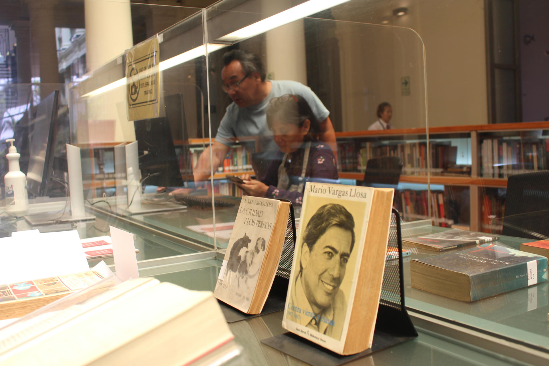 Fotografía de libros sobre el escritor Mario Vargas Llosa este martes, en la Biblioteca Mario Vargas Llosa, en la Casa de la Literatura de Lima (Perú). EFE/ Paula Bayarte