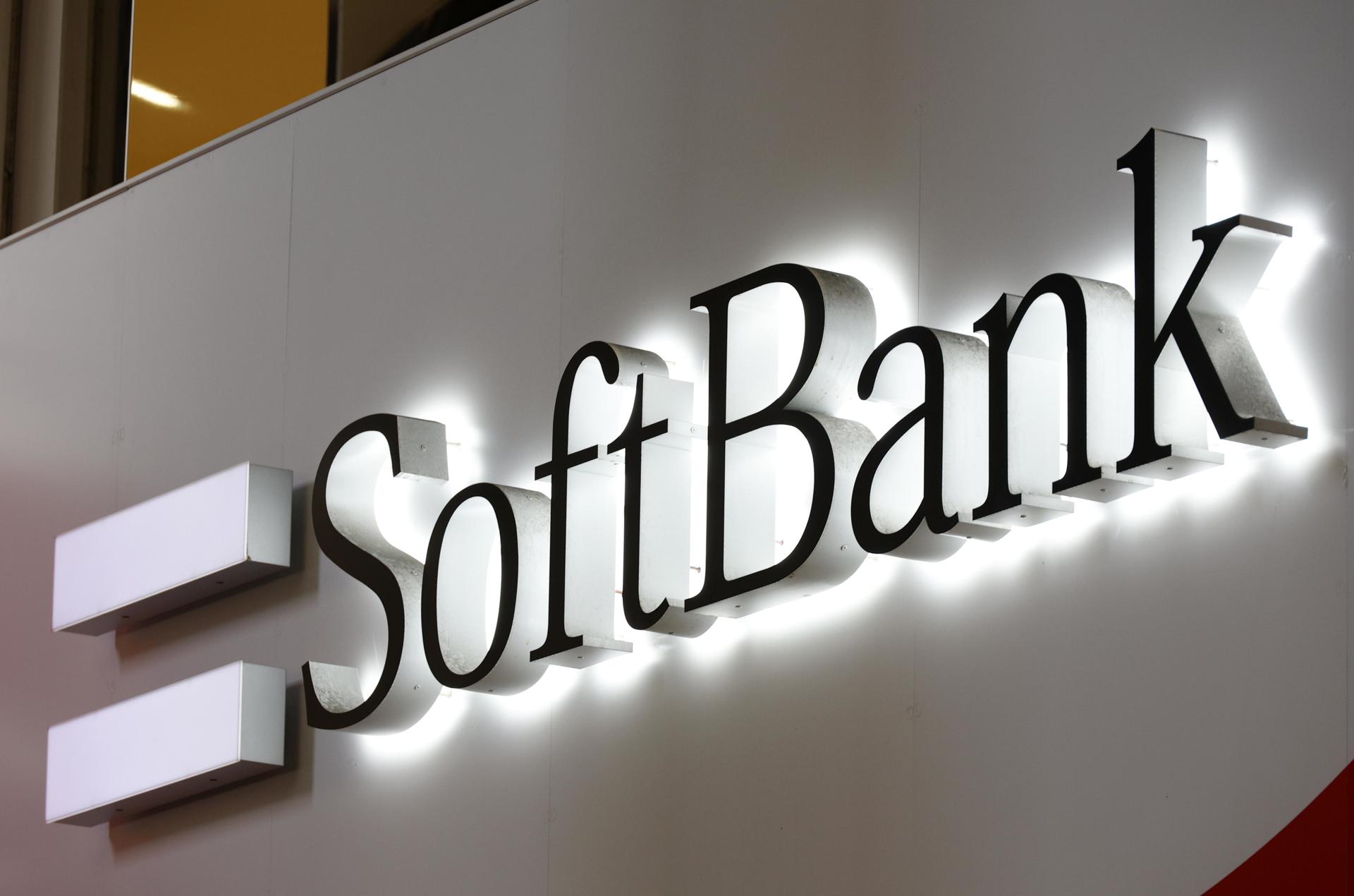 Fotografía de archivo que muestra el logotipo de SoftBank en una tienda de Tokio, Japón. EFE/EPA/FRANCK ROBICHON