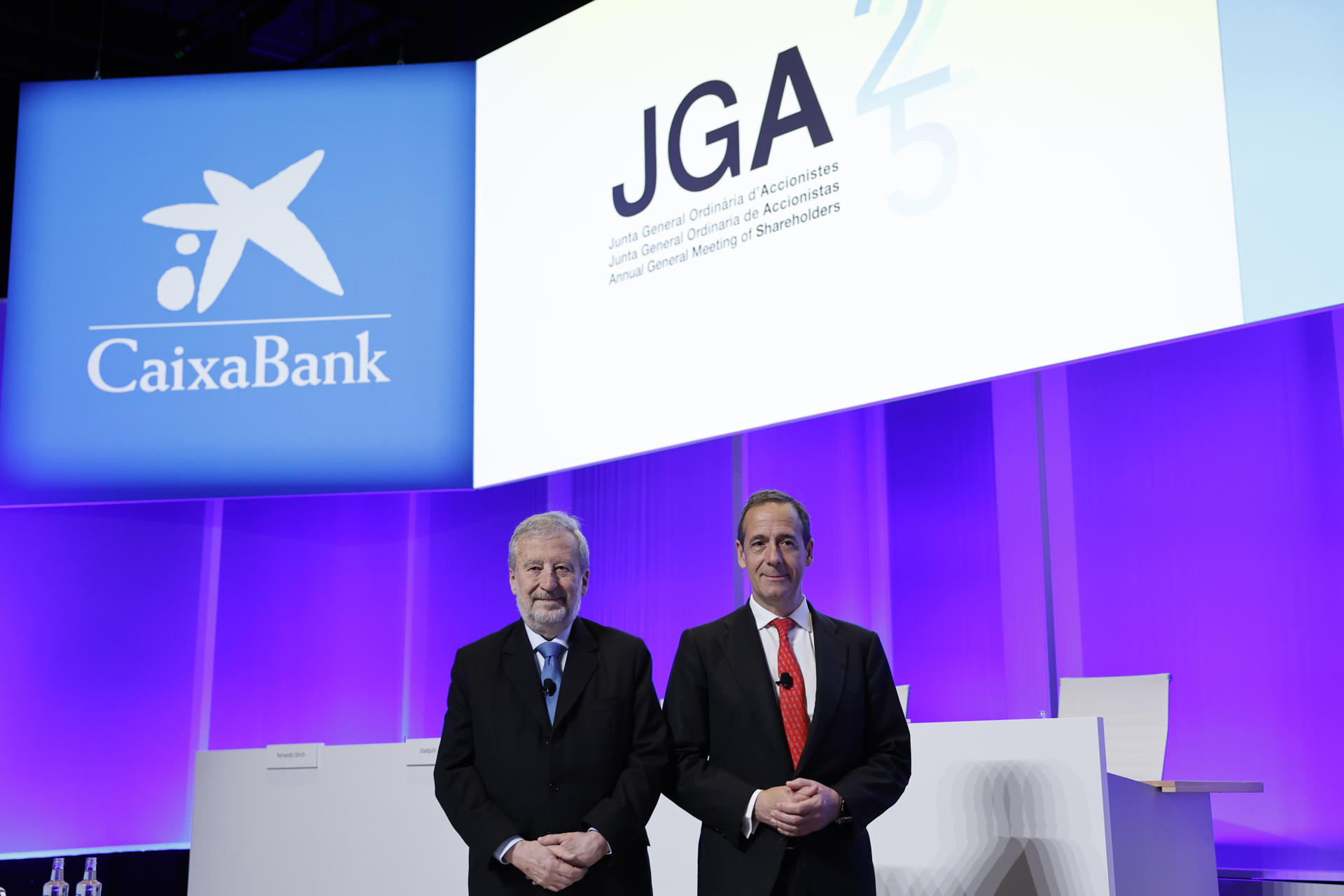 VALÈNCIA, 11/04/2025.- El presidente de CaixaBank, Tomás Muniesa (i) y el consejero delegado, Gonzalo Gortázar, durante la Junta General Ordinaria de Accionistas de la entidad. EFE/ Ana Escobar