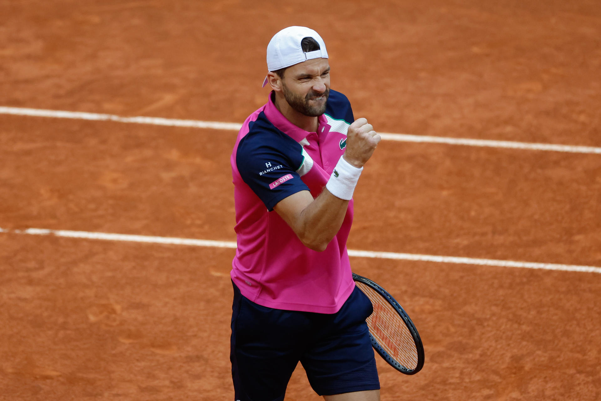 El tenista búlgaro Grigor Dimitrov celebra un punto ante Gabriel Diallo, de Canadá, durante el partido de octavos de final del Mutua Madrid Open disputado en la Caja Mágica, en Madrid. EFE/Juanjo Martín
