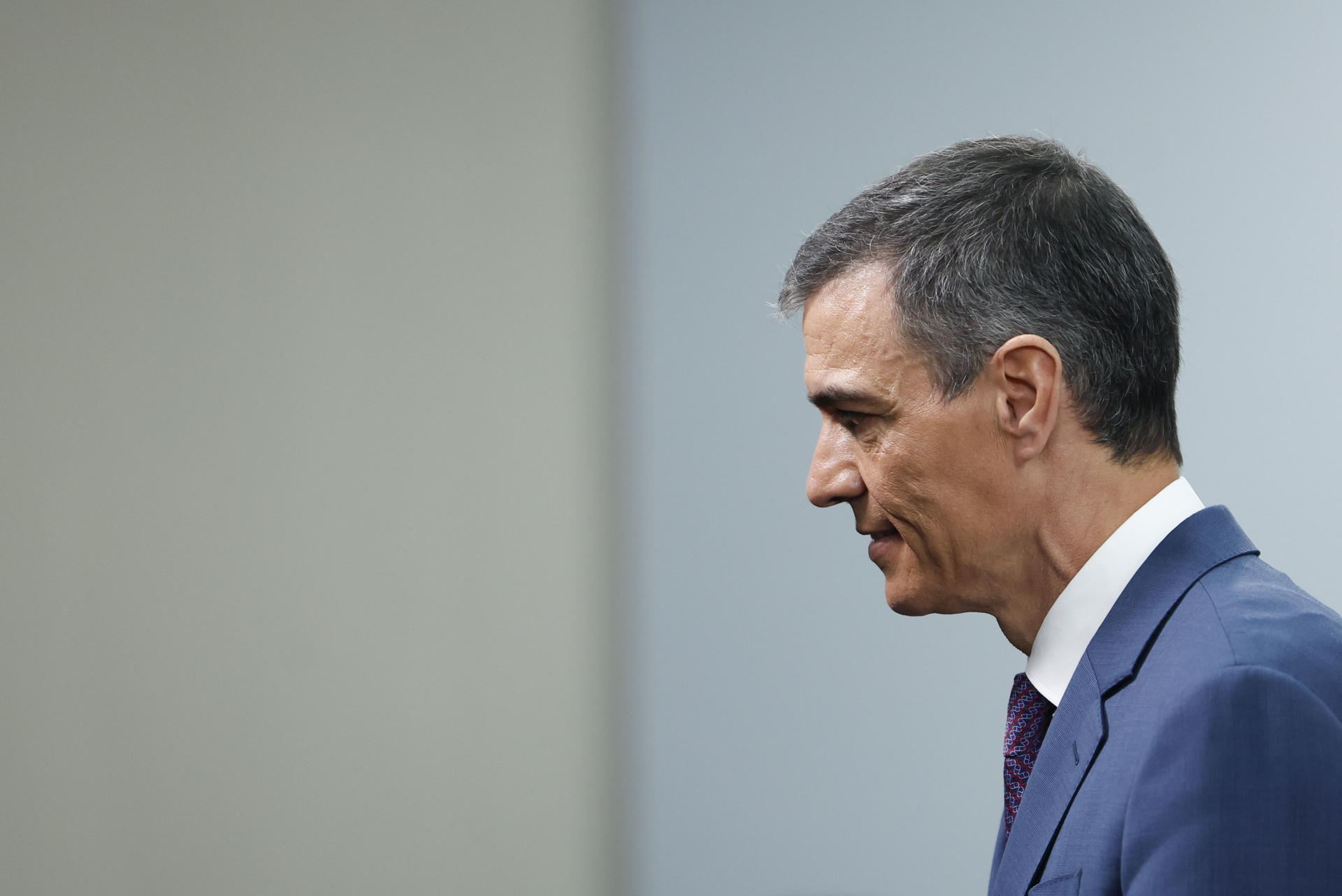 El presidente del Gobierno, Pedro Sánchez, hace una declaración ante los medios este martes en el Palacio de la Moncloa. EFE/ Javier Lizón
