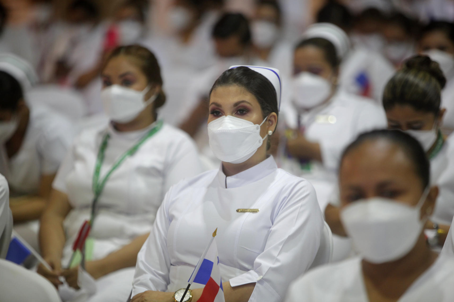 Fotografía de archivo que muestra a enfermeras que son homenajeadas en Panamá por su trabajo durante la pandemia de la covid-19. EFE/ Carlos Lemos