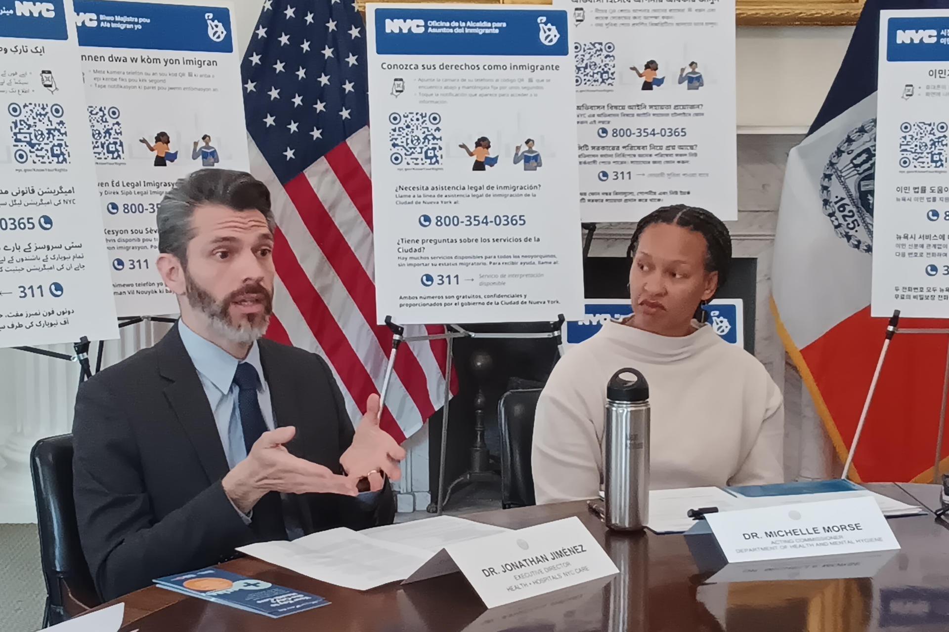 El director ejecutivo de la corporación de hospitales, Jonathan Jimenez, junto a la comisionada interina de Salud de la ciudad, Michelle Morse Durante, habla durante una rueda de prensa este viernes, en la ciudad de Nueva York (Estados Unidos). EFE/ Ruth Hernandez