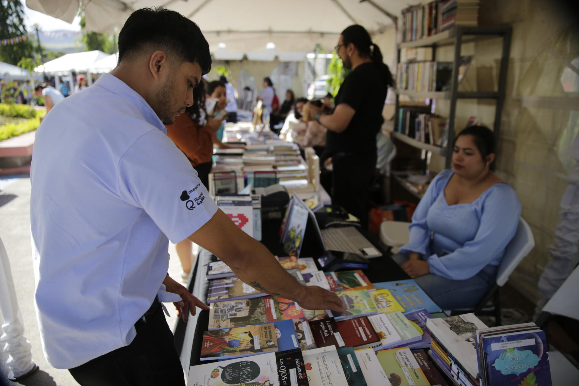 Un hombre observa libros durante la undécima Feria del Libro este sábado, en la ciudad de Tegucigalpa (Honduras). EFE/Gustavo Amador