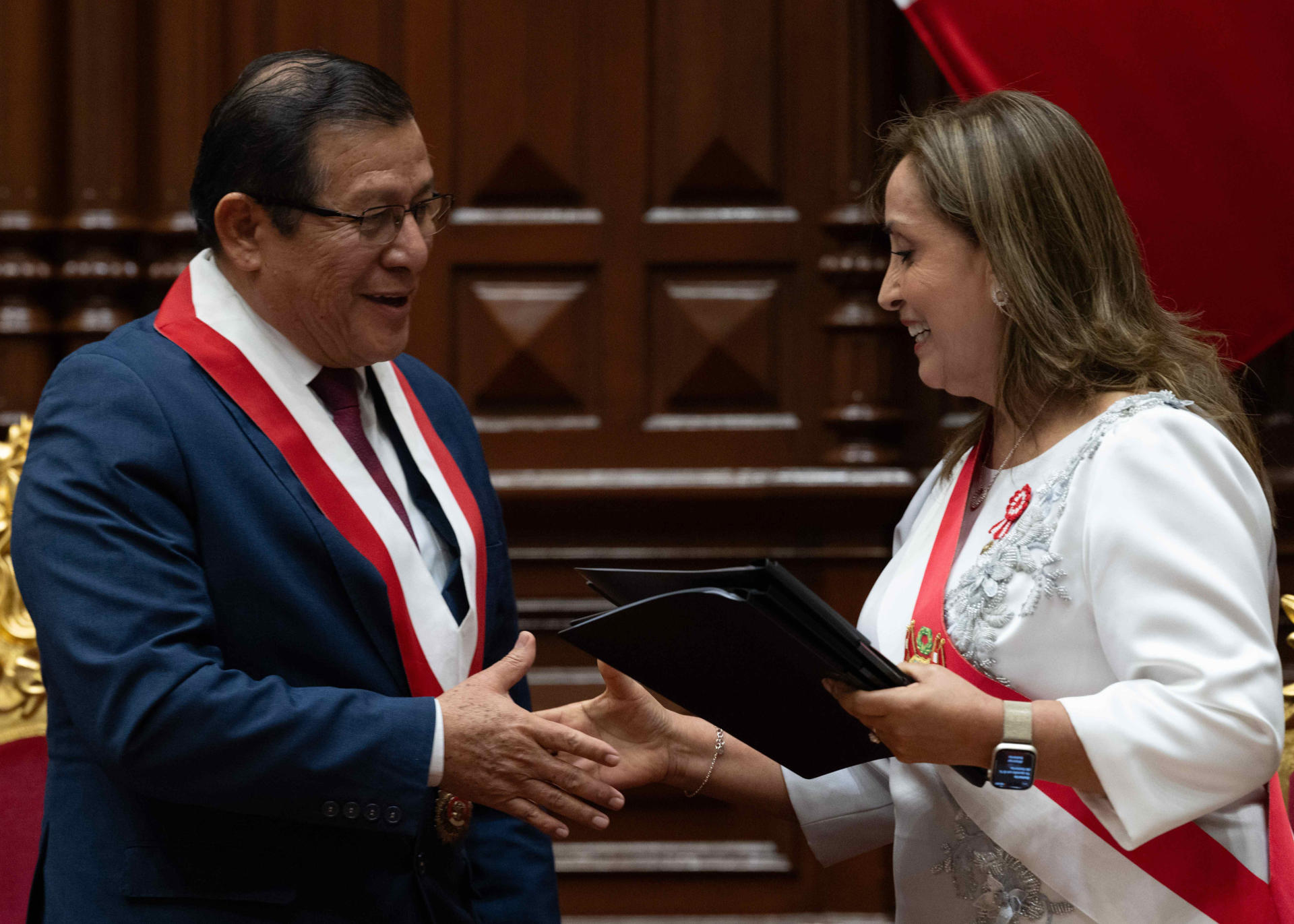 Fotografía de archivo en la que aparecen la presidenta de Perú, Dina Boluarte (d), al saludar al presidente del Congreso, Eduardo Salhuana, en la sede del legislativo peruano, en Lima (Perú). EFE/ Cristóbal Bouroncle/Pool