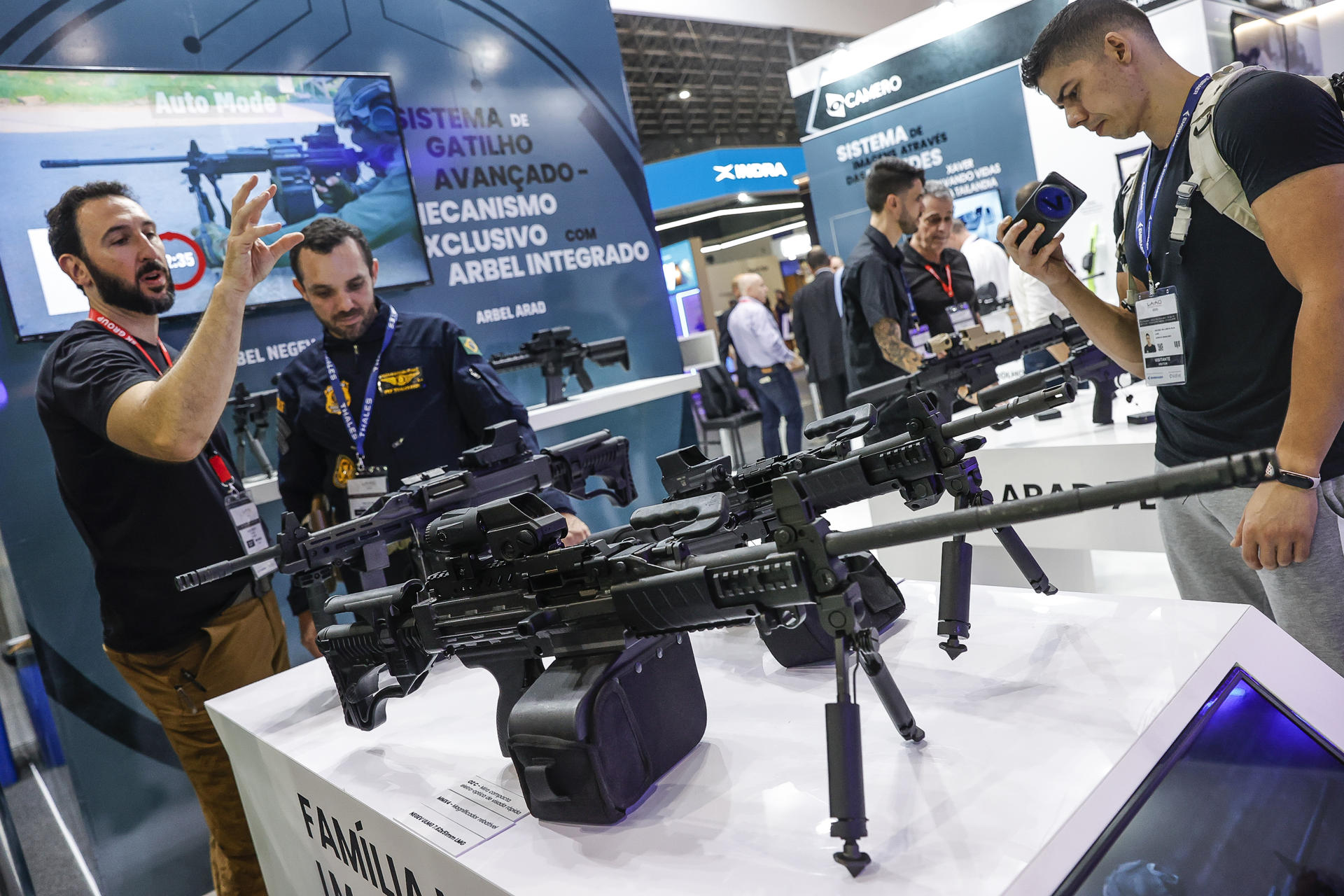 Personas asisten al primer día de la feria LAAD 2025, la más importante del país en la industria militar de América Latina este martes, en Río de Janeiro (Brasil). EFE/ André Coelho