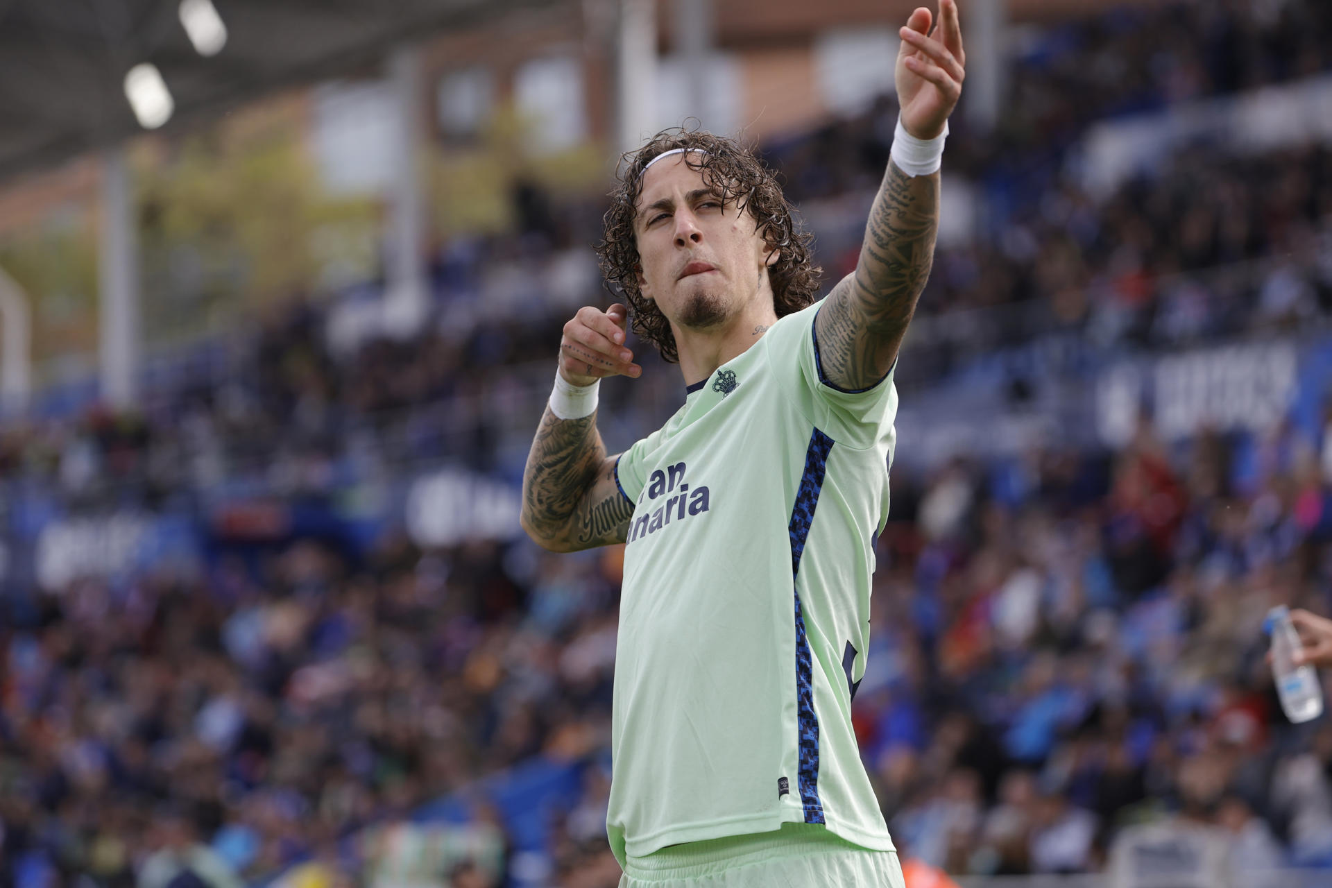 El delantero portugués de Las Palmas Fábio Silva celebra tras anotar el gol del empate durante el encuentro de la jornada 31 de LaLiga EA Sports entre Getafe CF y UD Las Palmas, este sábado en el Coliseum de Getafe, en Madrid. EFE/ Zipi