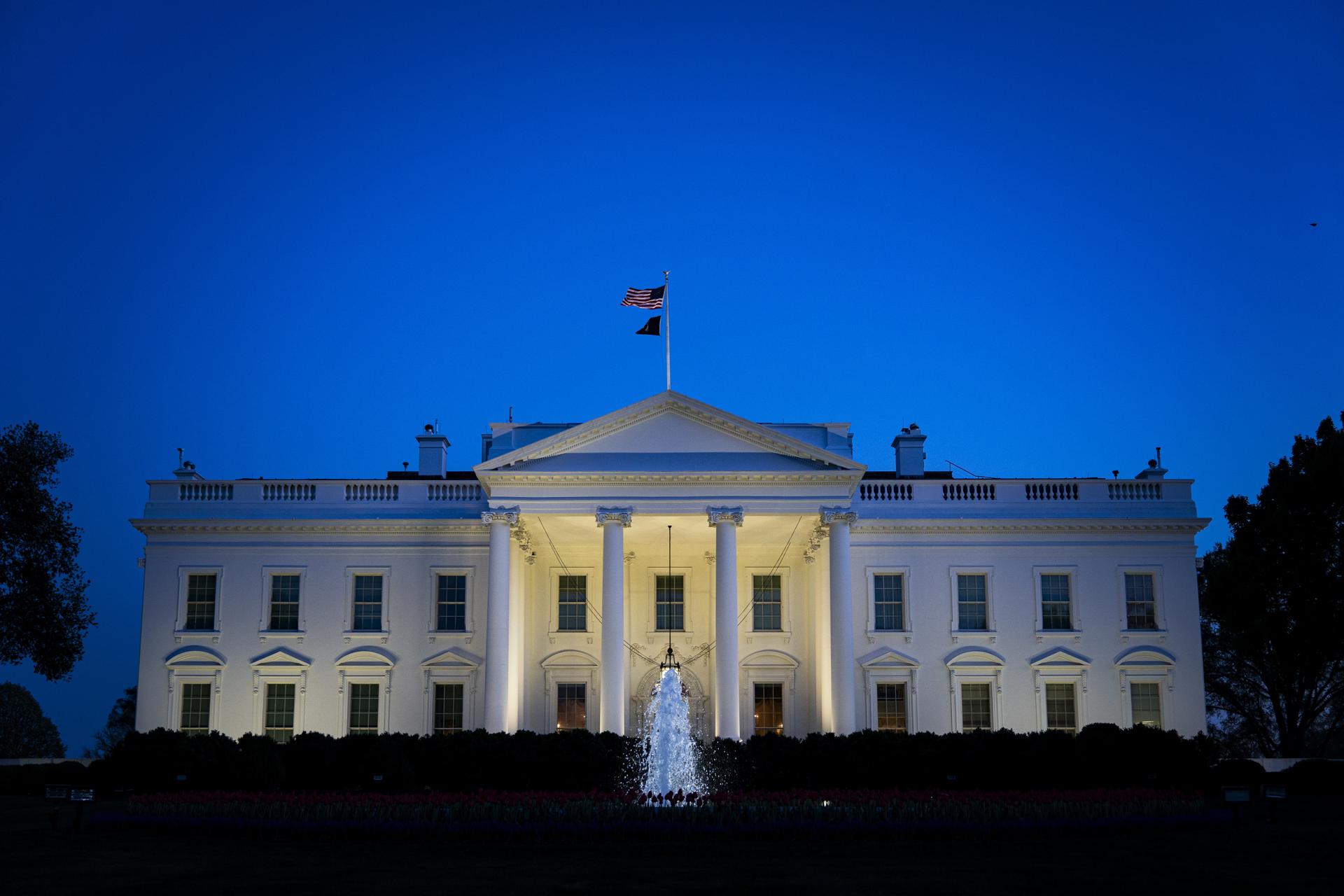 Una vista nocturna de la Casa Blanca en Washington, DC, EE. UU., el 8 de abril de 2025. EFE/Al Drago / POOL