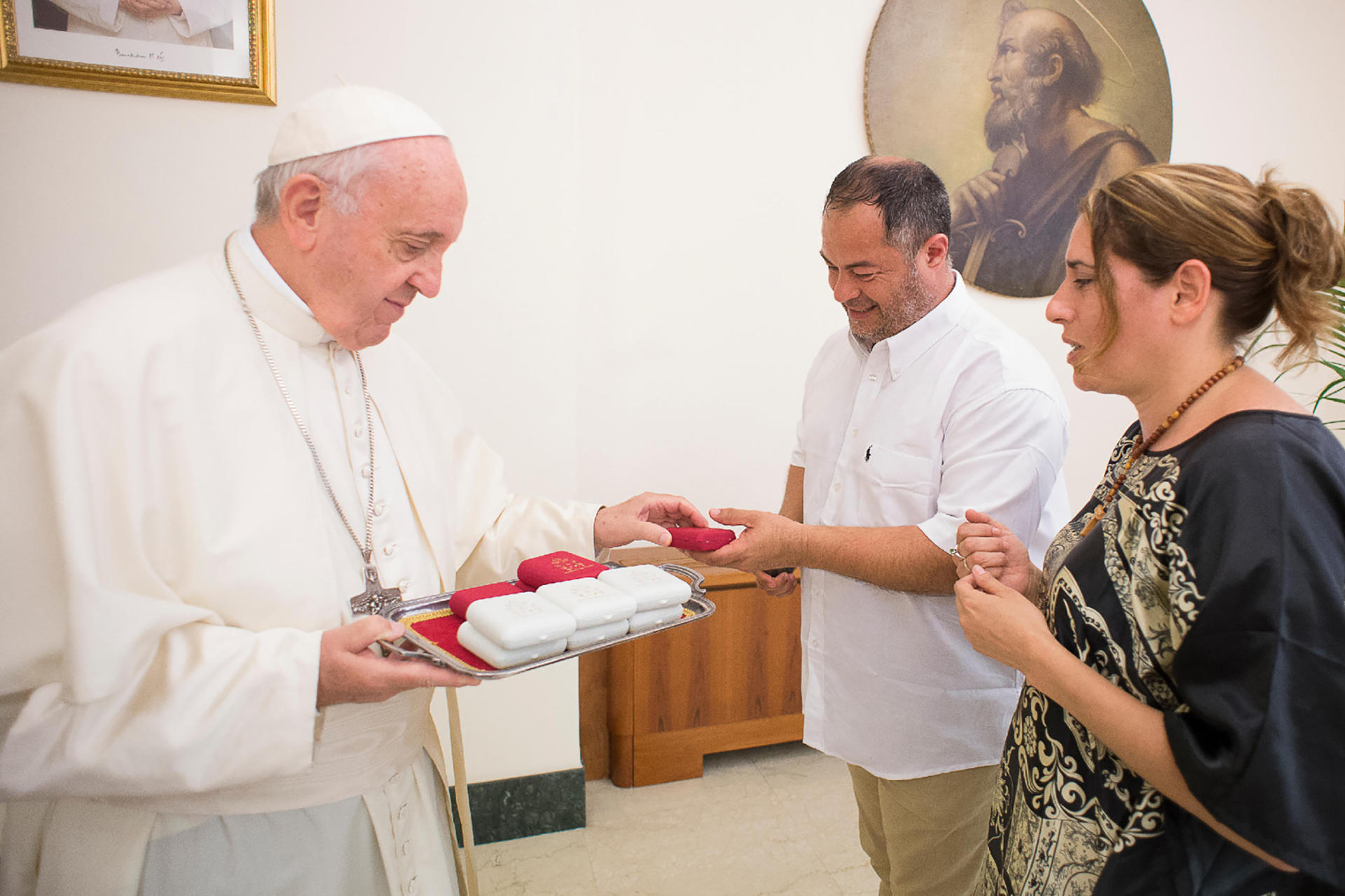 Fotografía sin fecha específica de toma cedida por la Familia Caballero Franco, que muestra a la pareja uruguaya Noelia Franco (d) y Omar Caballero (c), junto al papa Francisco, en la audiencia privada en que el pontífice ofició su matrimonio en el Vaticano. EFE/Familia Caballero Franco