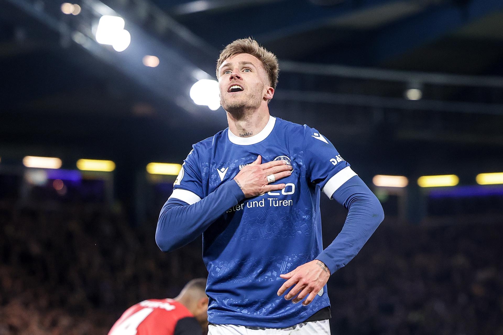 El jugador del Joel Grodowski, del Bielefeld, durante el partido de la DFB Cup que han jugado Arminia Bielefeld y Bayer 04 Leverkusen en Bielefeld, Alemania. EFE/EPA/CHRISTOPHER NEUNDORF