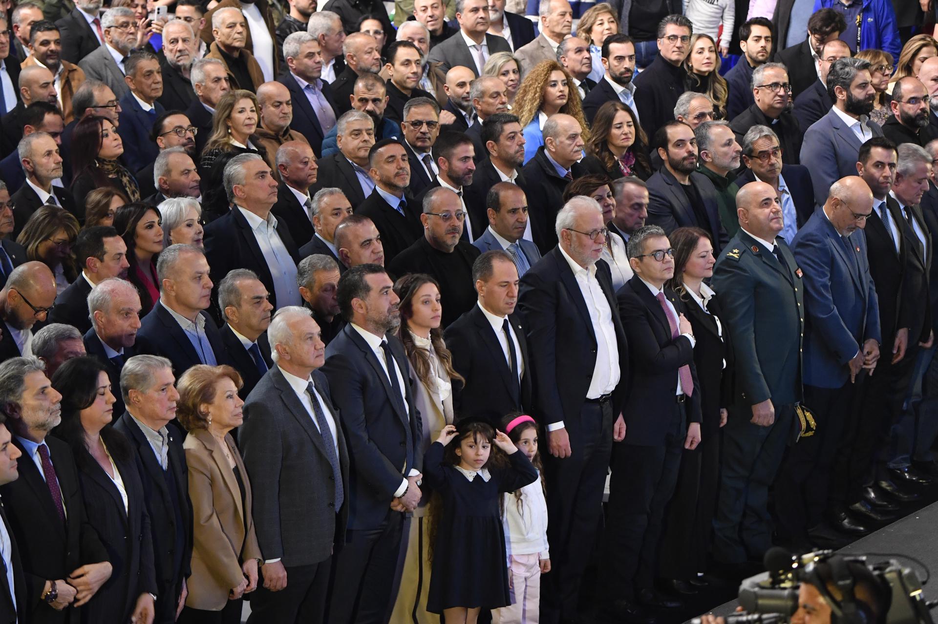 El jefe del Partido Kataeb Libanés, el diputado Samy Gemayel (C-frente), asiste a un mitin para conmemorar el 50 aniversario de la guerra civil en Líbano. EFE/WAEL HAMZEH