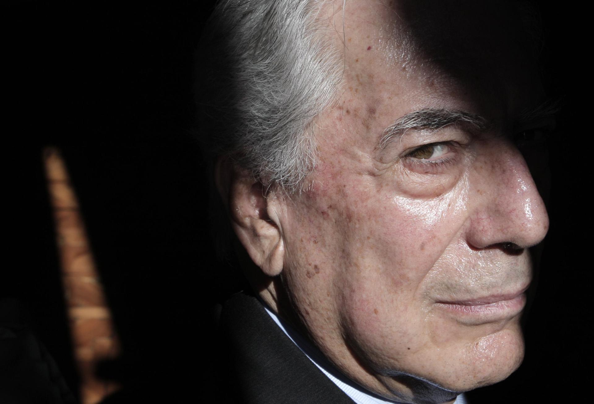 Fotografía de archivo, tomada en julio de 2007, del escritor peruano Mario Vargas Llosa, en Madrid (España). EFE/Emilio Naranjo