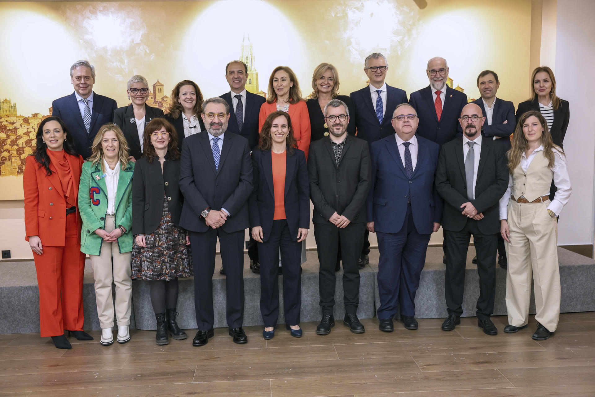 La ministra de Sanidad, Mónica García, posa con los consejeros para la foto de familia durante el Consejo Interterritorial de Salud celebrado este viernes en Toledo. El Ministerio de Sanidad lleva al Consejo Interterritorial, en un segundo intento, el plan de salud mental y presenta a las comunidades un nuevo documento que retoca la redacción, pero no la esencia, de algunas medidas del original y que cuenta con el aval de todas las sociedades de Psiquiatría y Psicología. EFE/Ismael Herrero