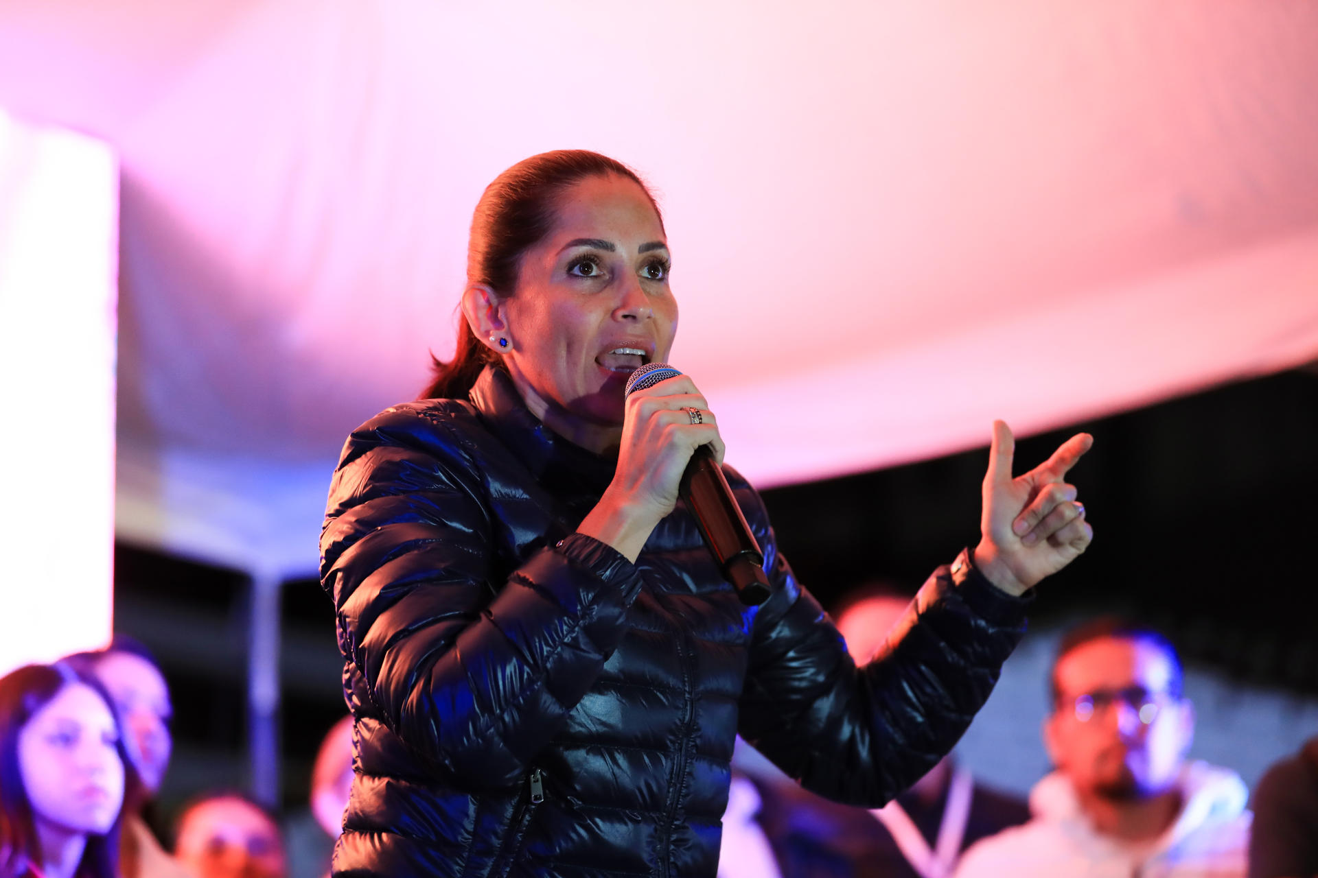 La candidata del correísmo a la Presidencia de Ecuador, Luisa González, al dar sus declaraciones, este domingo, 13 de abril, luego de que fuera reelegido el presidente Daniel Noboa, en Quito (Ecuador). EFE/José Jacome