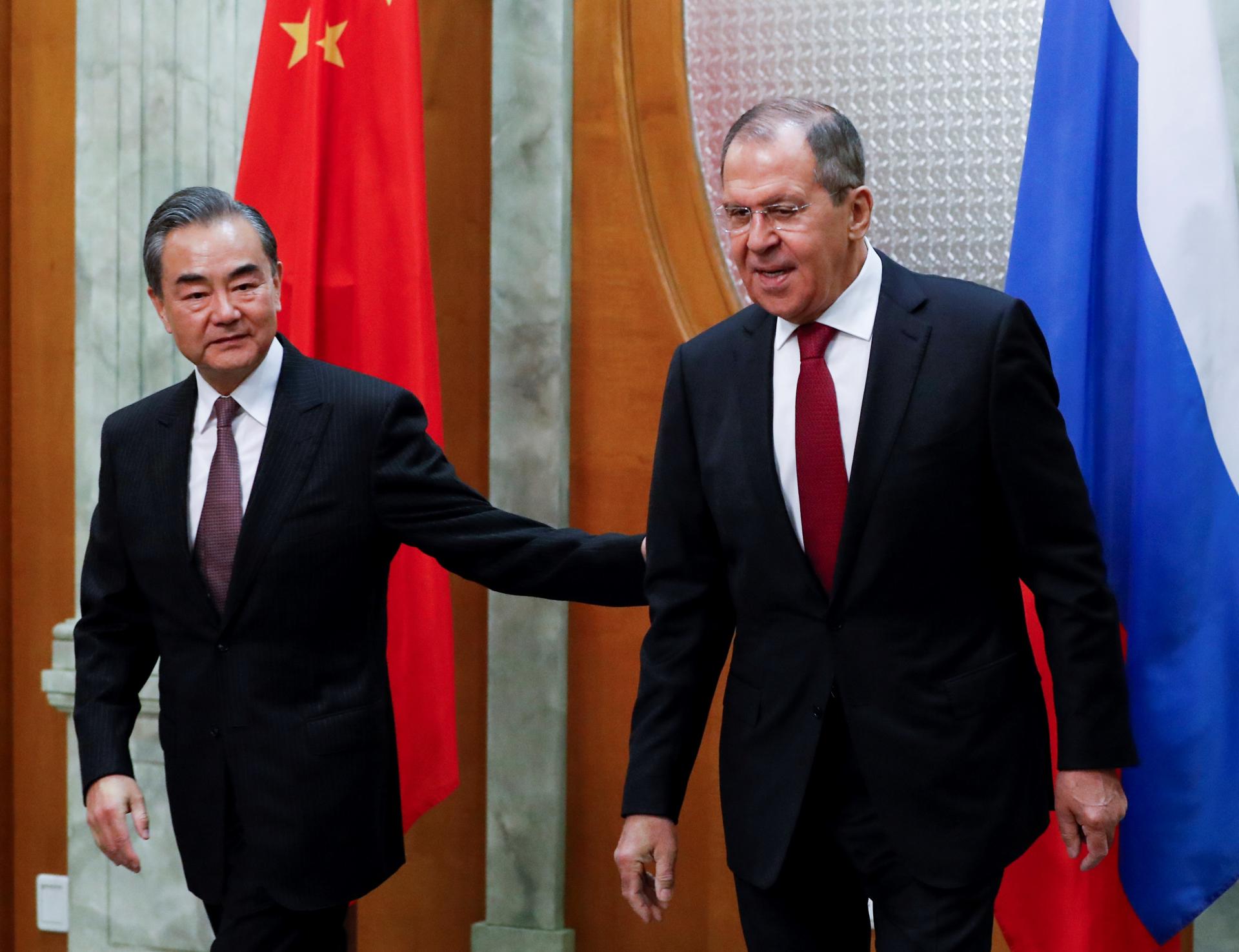 El canciller chino, Wang Yi, y su par ruso, Serguéi Lavrov, en una foto de archivo. EFE/EPA/PAVEL GOLOVKIN / POOL