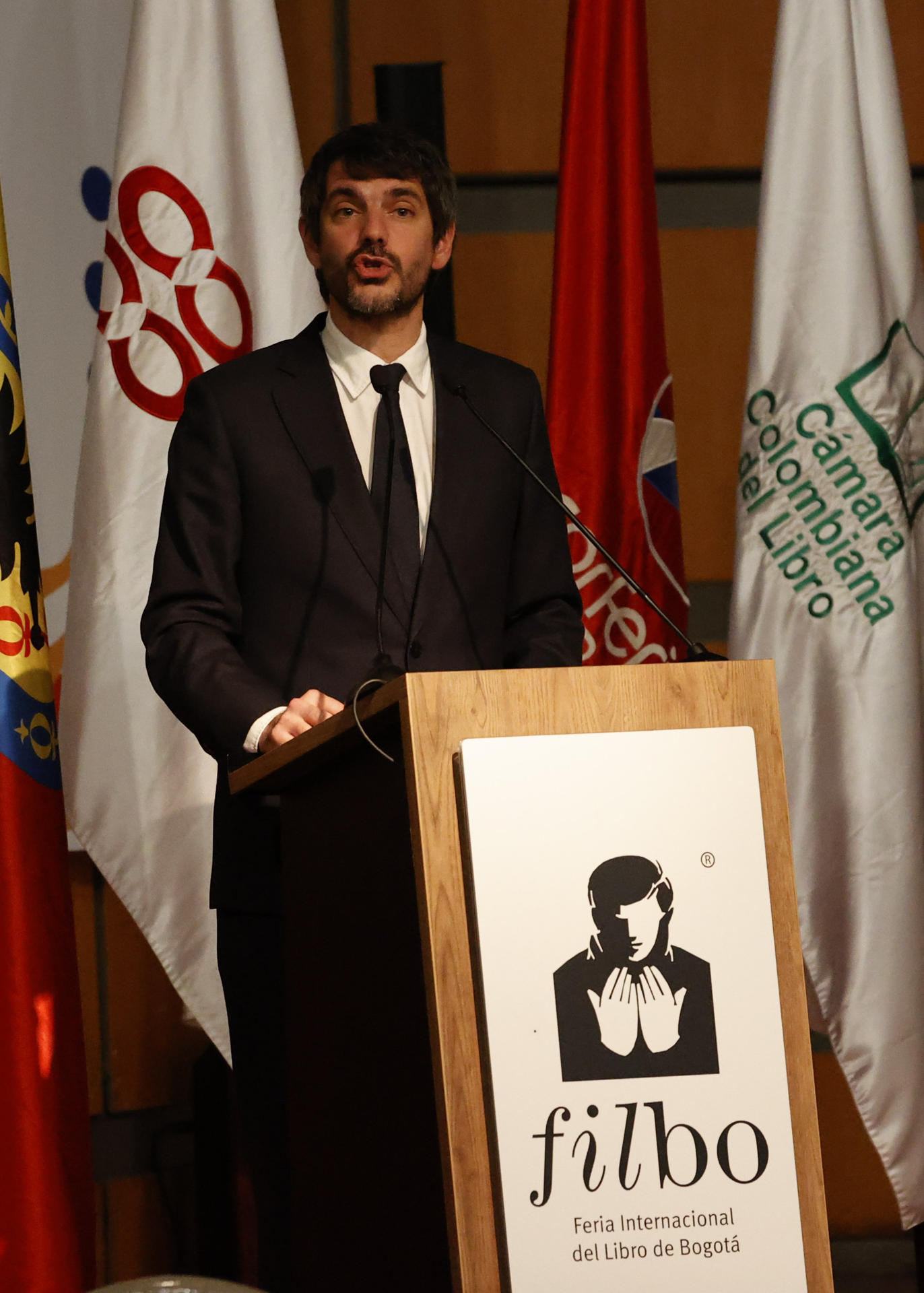 El ministro de Cultura de España, Ernest Urtasun, habla durante la inauguración de la XXXVII Feria Internacional del Libro de Bogotá (FilBo), que tiene a España como país invitado de honor, este viernes en Bogotá (Colombia). EFE/Mauricio Dueñas Castañeda
