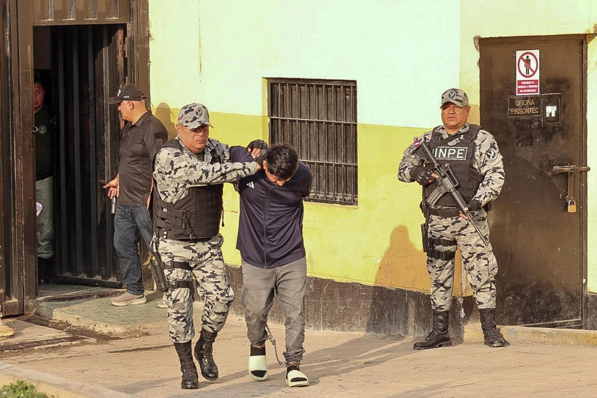 Fotografía cedida por el Ministerio de Justicia de Perú de funcionarios del Instituto Nacional Penitenciario (INPE) trasladando a presuntos líderes de bandas criminales, en Lima (Perú). EFE/ Ministerio de Justicia de Perú