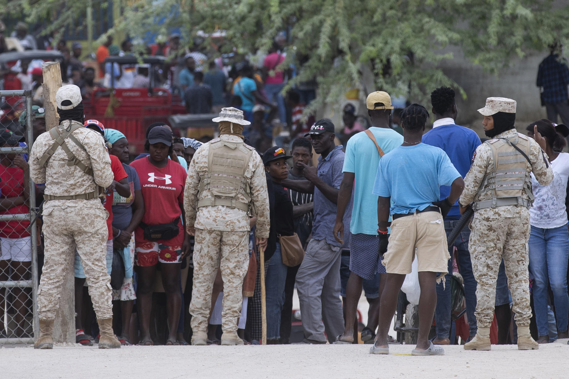 Fotografía de archivo en la que se ven integrantes del Ejército dominicano controlando el ingreso entre República Dominicana y Haití, en Pedernales (República Dominicana). EFE/ Orlando Barría ARCHIVO