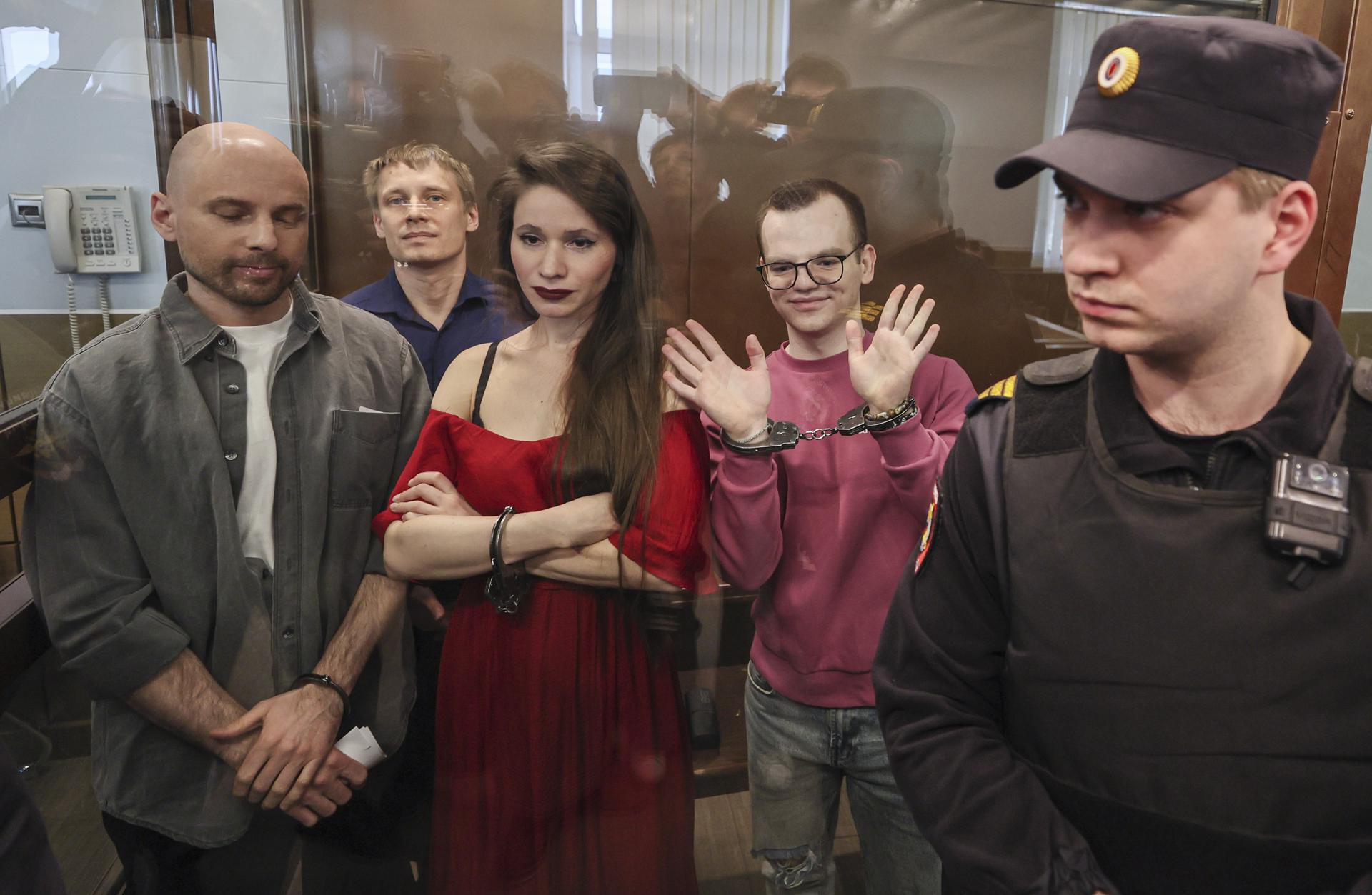 Los periodistas rusos Konstantin Gabov (fondo), Antonina Favorskaya (C), Artyom Kriger (D) y Sergey Karelin (I) se encuentran en una jaula de acusados durante el anuncio del veredicto en el Tribunal de Distrito de Nagatinsky en Moscú, Rusia, el 15 de abril de 2025. (Rusia, Moscú) EFE/EPA/YURI KOCHETKOV