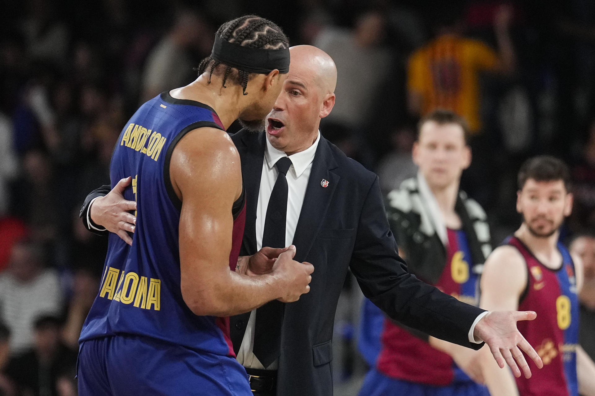 El entrenador del Barça, Joan Peñarroya, conversa con su jugador Anderson (i) durante el partido correspondiente a la fase regular de la Euroliga de baloncesto, entre el Barça y el Virtus Segafredo Bolonia, celebrado en Barcelona. EFE/ Enric Fontcuberta