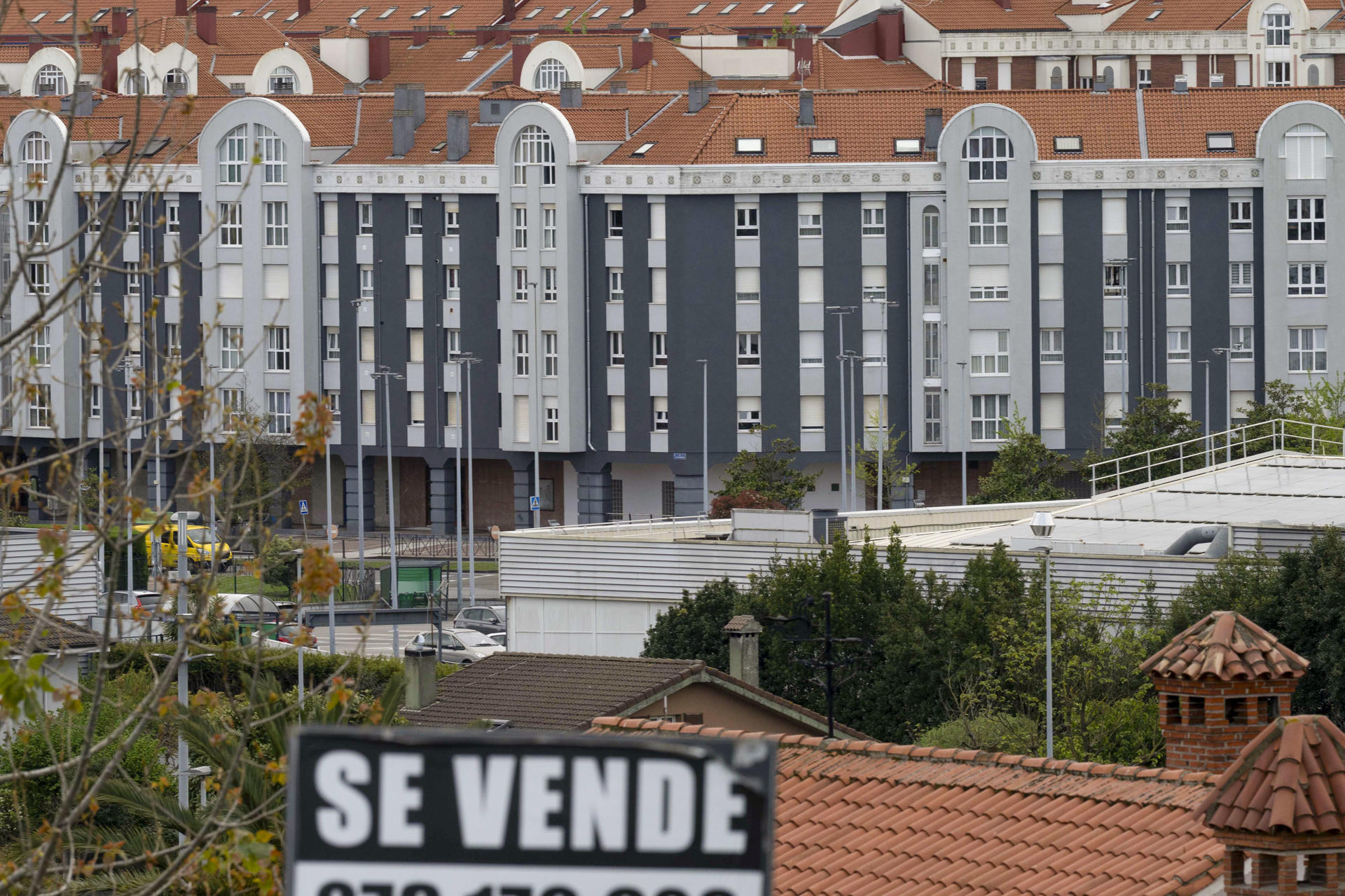 El números de compraventas creció en todas las comunidades autónomas, salvo Canarias, mientras que el precio por metro cuadrado se situó en 1.843 euros, con un 9,4 % de alza interanual. EFE/ Pedro Puente Hoyos