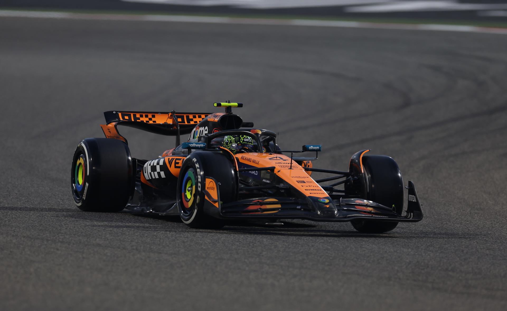 SAKHIR (Bahrain), 11/04/2025.- El inglés Lando Norris (McLaren), líder del Mundial de Fórmula Uno, que marcó el segundo tiempo este viernes en los entrenamientos libres del Gran Premio de Baréin, el cuarto del año, en el circuito de Sakhir. EFE/EPA/ALI HAIDER