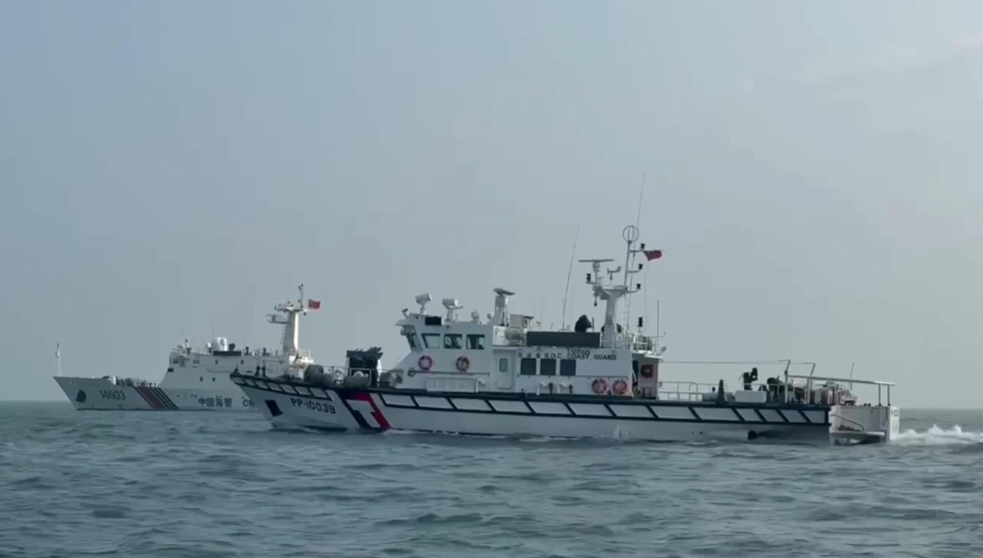Un buque taiwanés repele la incursión de una embarcación de la Guardia Costera de China cerca de las islas Kinmen. EFE/ Administración De La Guardia Costera (cga) De Taiwán SOLO USO EDITORIAL/SOLO DISPONIBLE PARA ILUSTRAR LA NOTICIA QUE ACOMPAÑA (CRÉDITO OBLIGATORIO)
