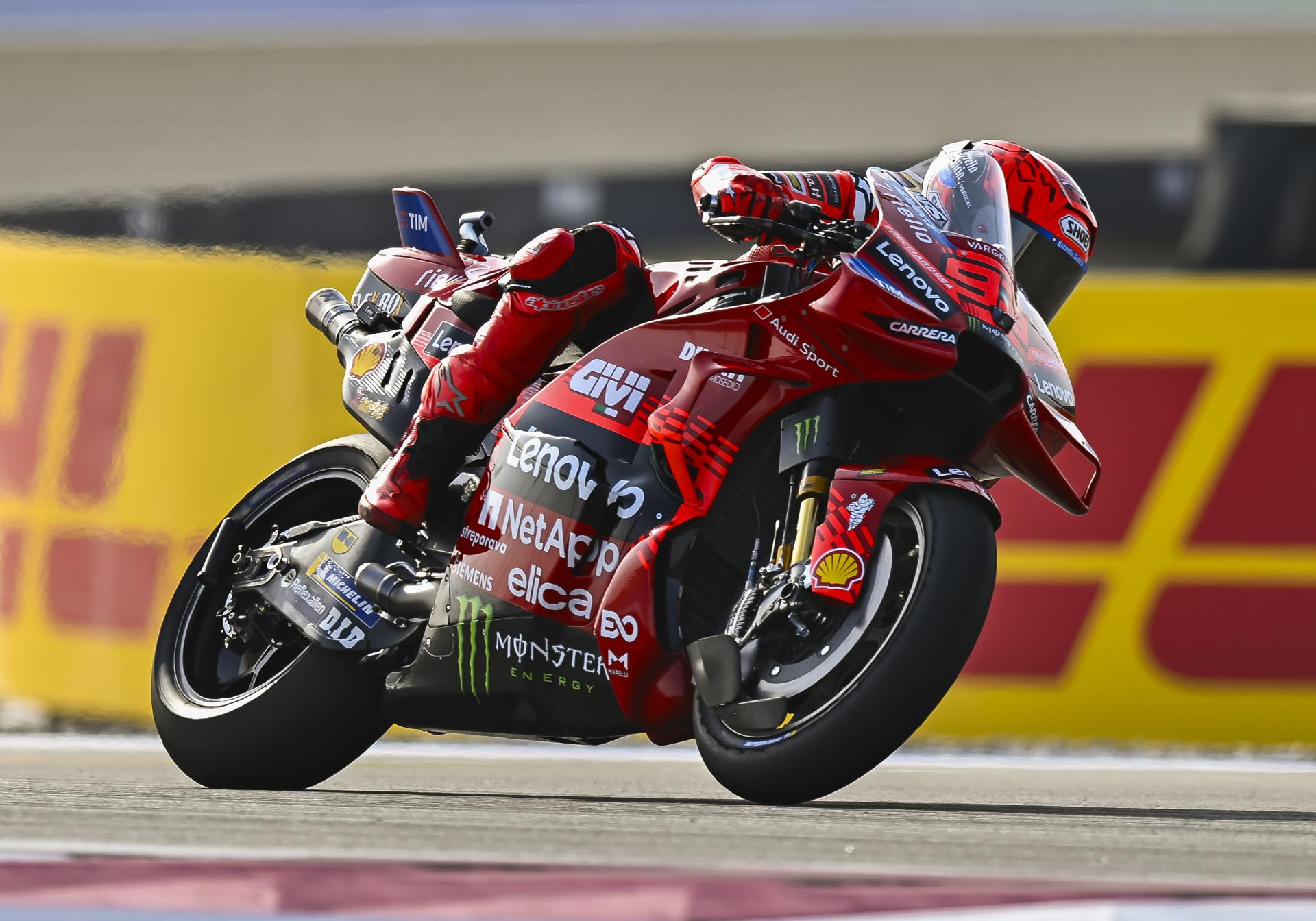 El español Marc Márquez (Ducati Desmosedici GP25), durante el entrenamiento para el Gran Premio de Motociclismo de Qatar en el Circuito Internacional de Lusail, este domingo. EFE/NOUSHAD THEKKAYIL