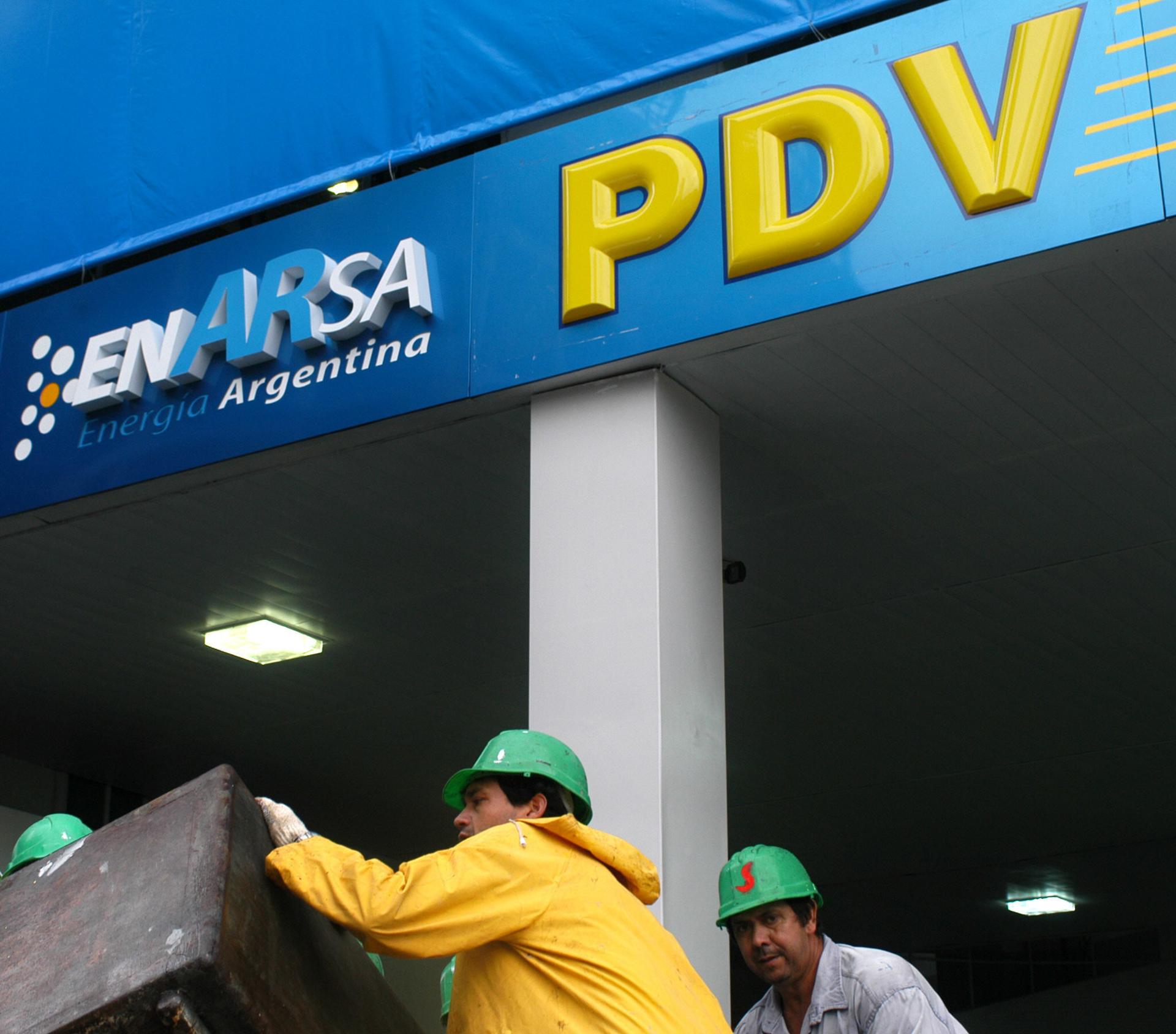 Fotografía de archivo en donde se ve un logotipo de la empresa de energía de Argentina, Enarsa. EFE/Leo La Valle