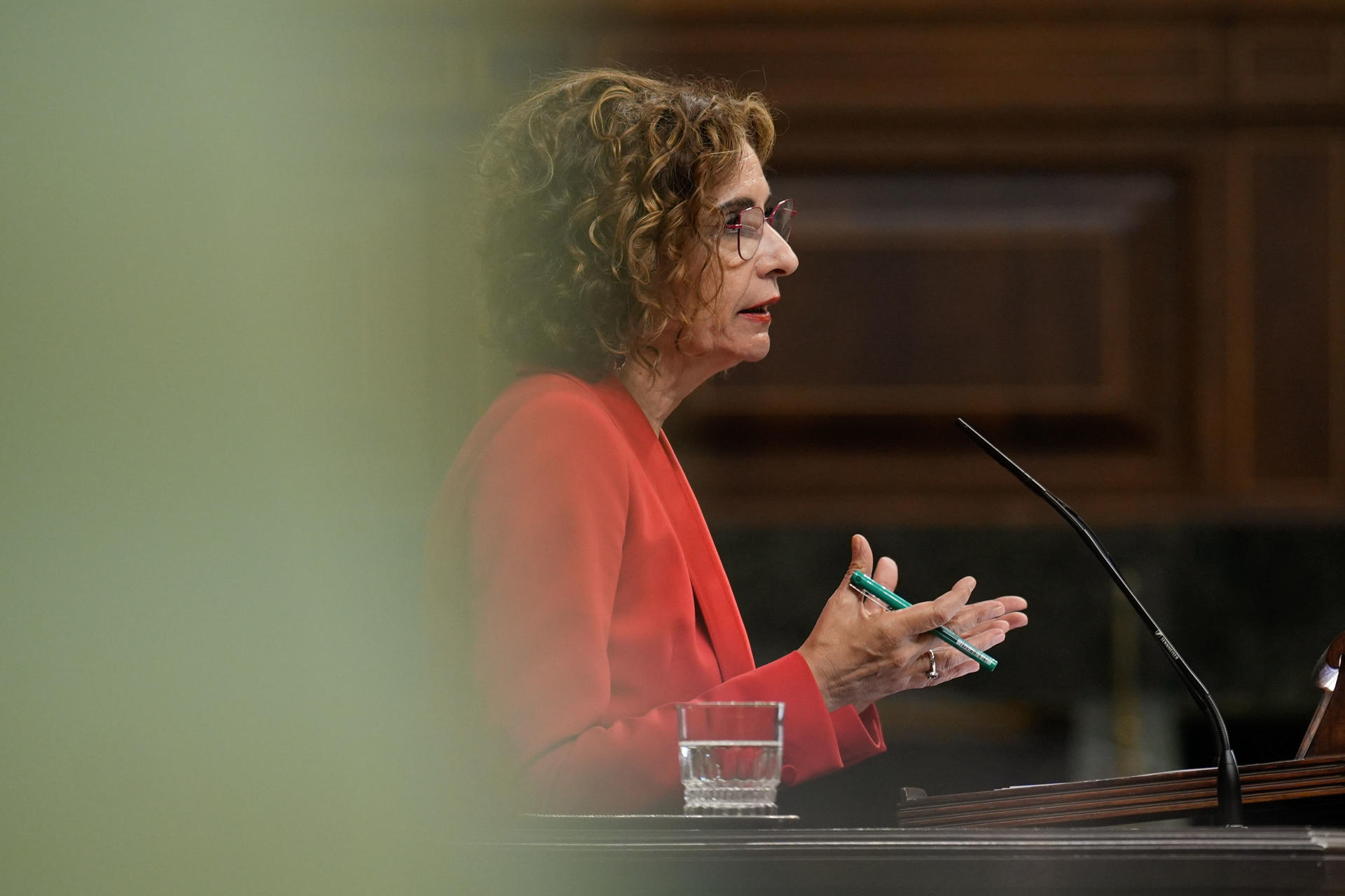 La ministra de Hacienda, María Jesús Montero durante el pleno de este jueves en el Congreso. EFE/ Borja Sanchez-Trillo