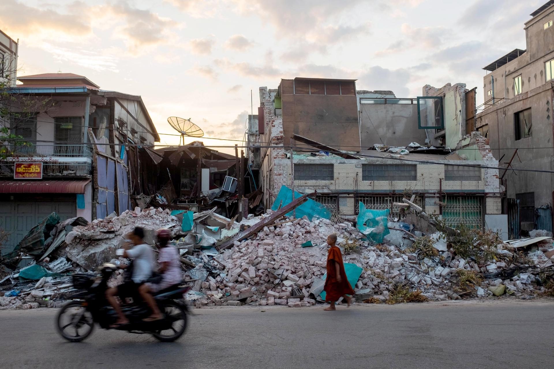 Varias personas pasan junto a un edificio derrumbado en Mandalay, Birmania (Myanmar), el 12 de abril de 2025. Un terremoto de magnitud 5,5 sacudió este domingo el centro-norte del país asiático, informó el Servicio Geológico de Estados Unidos (USGS), mientras continúa sufriendo las consecuencias del devastador sismo de magnitud 7,7 que causó más de 3.600 muertes el pasado 28 de marzo. EFE/EPA/STRINGER