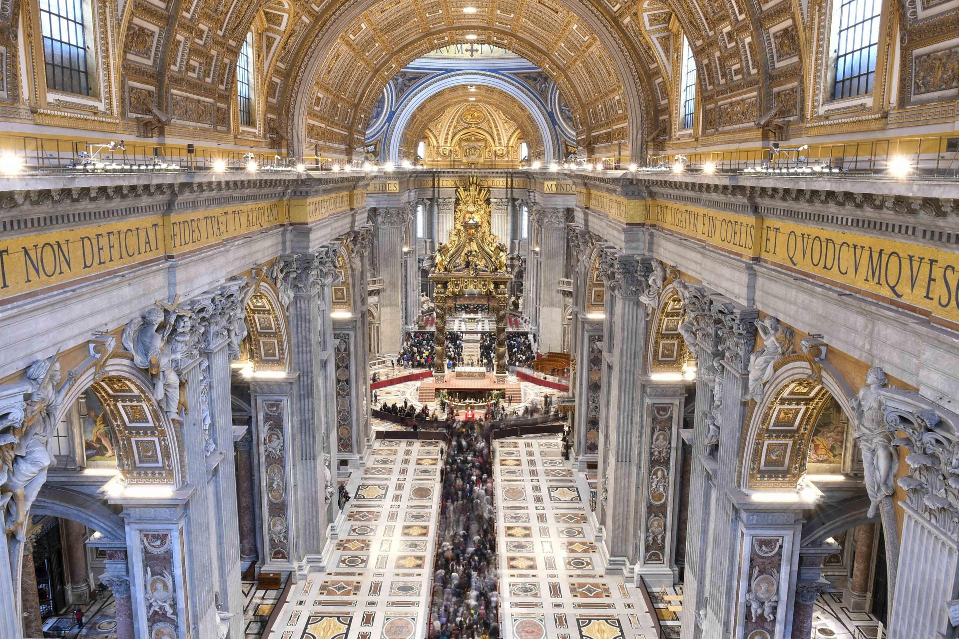 Numerosas personas rinden homenaje al fallecido papa Francisco en la capilla ardiente en la Basílica de San Pedro, en la Ciudad del Vaticano, el 24 de abril de 2025. EFE/EPA/MEDIA DEL VATICANO MANUAL MANUAL USO EDITORIAL SOLAMENTE/SIN VENTAS