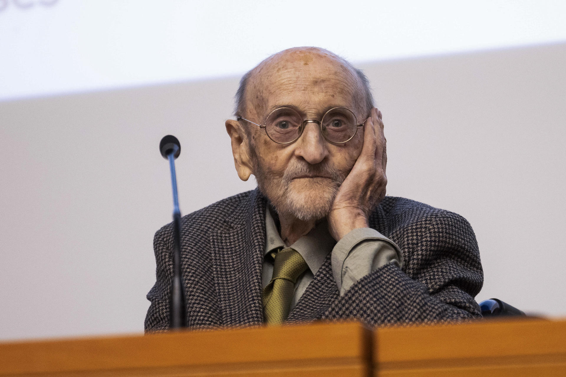 El escritor Álvaro Pombo en una imagen de archivo. EFE/ Pedro Puente Hoyos