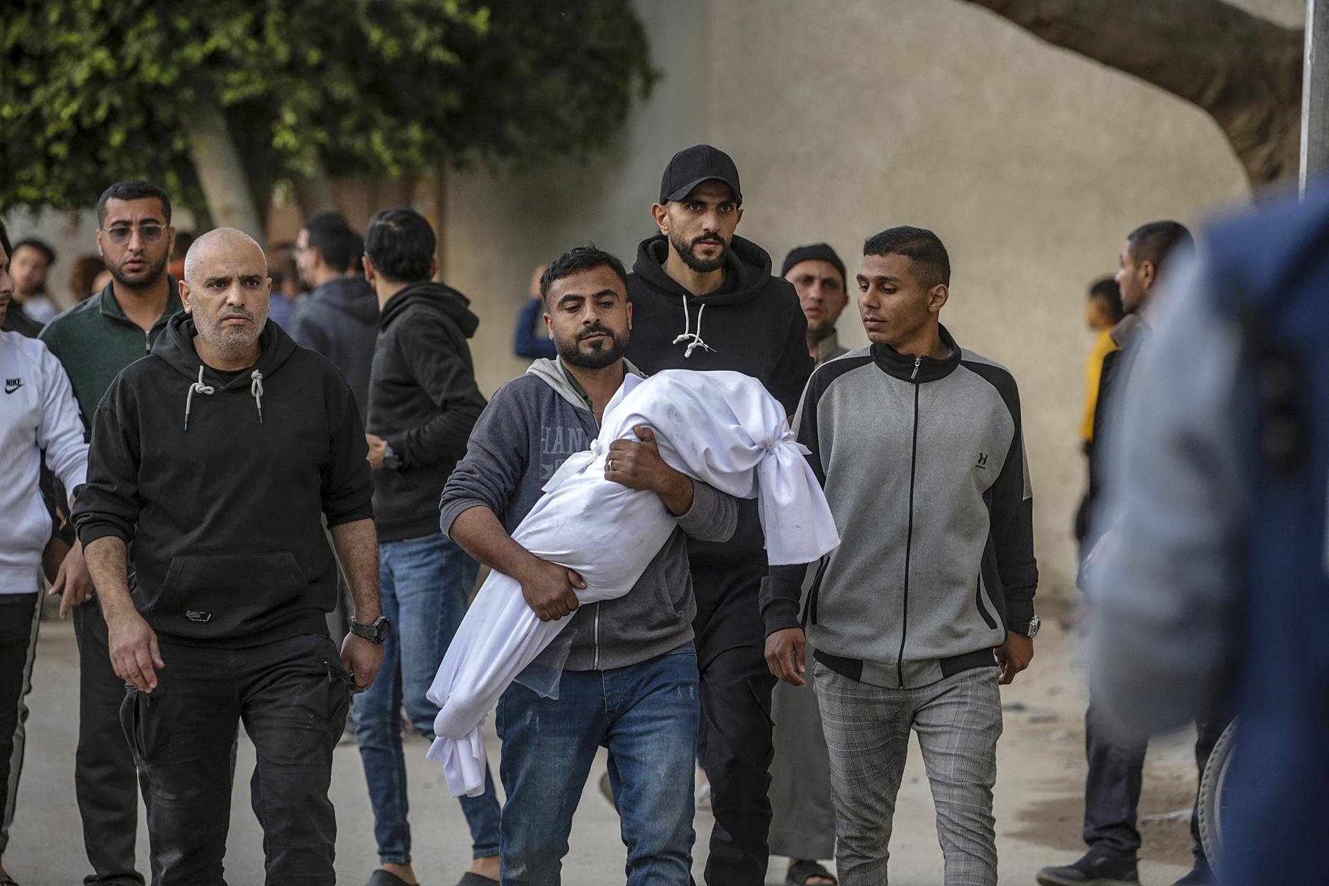 Al menos 31 personas, incluyendo 18 niños y varias mujeres, fueron asesinadas y decenas resultaron heridas en un bombardeo israelí este jueves, 3 de abril, que tuvo como objetivo una escuela en la ciudad de Gaza que alberga a miles de personas desplazadas. EFE/Ahmad Awad