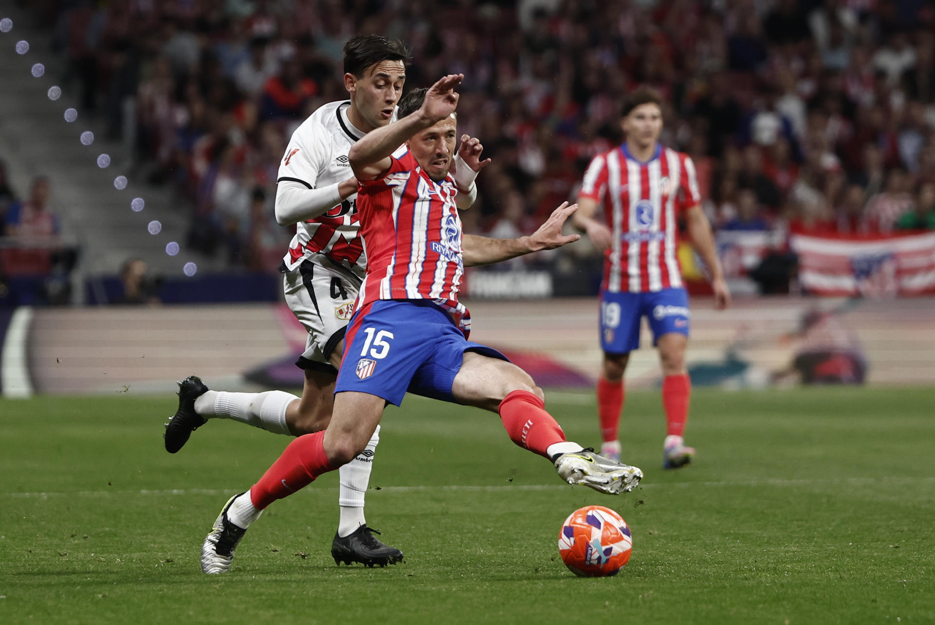 Lenglet pugna con Pedro Díaz, durante el partido. EFE/Sergio Pérez
