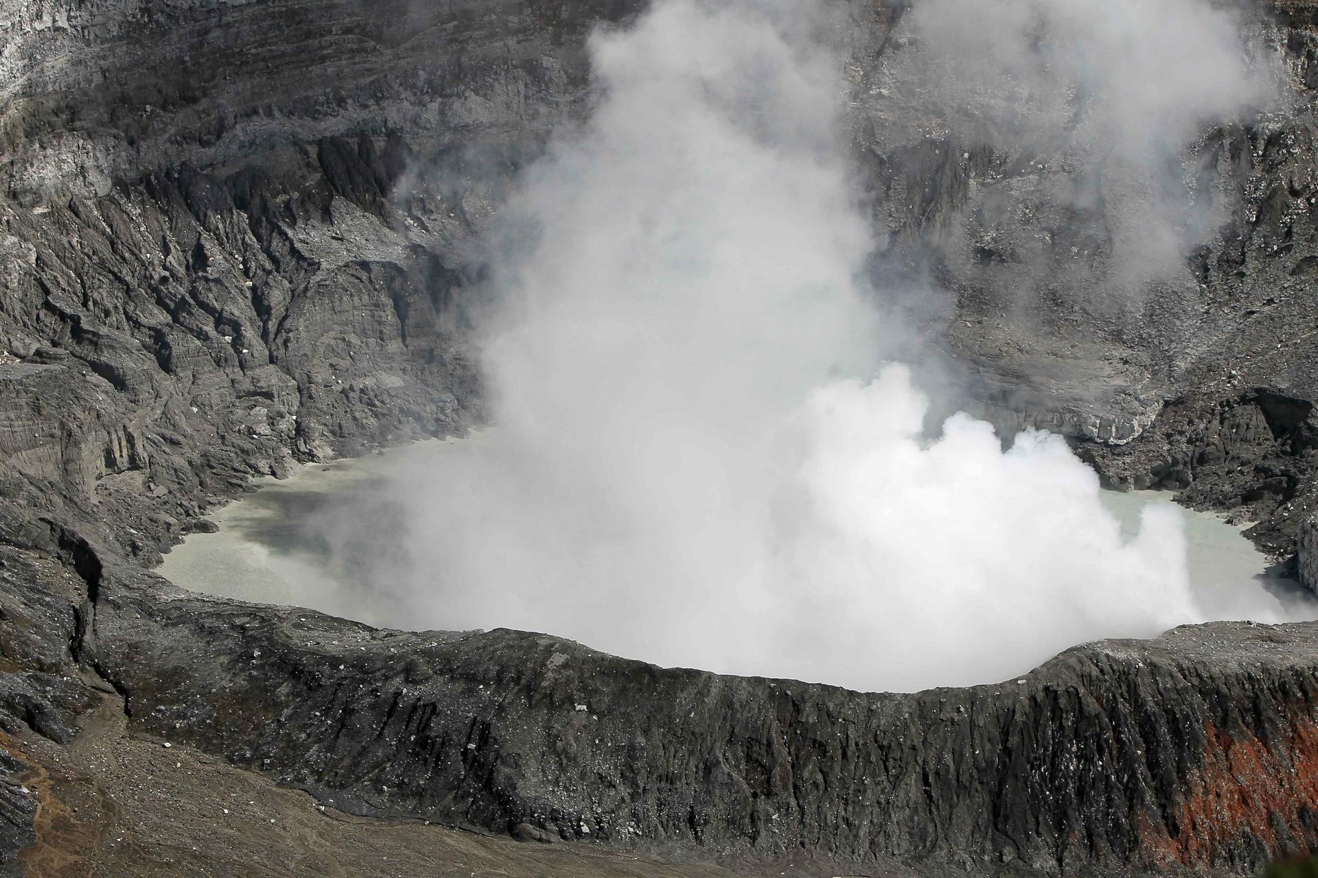 Fotografía de archivo en la que se registró una vista aérea general del cráter del volcán Poás, en Alajuela (Costa Rica). EFE/Jeffrey Arguedas
