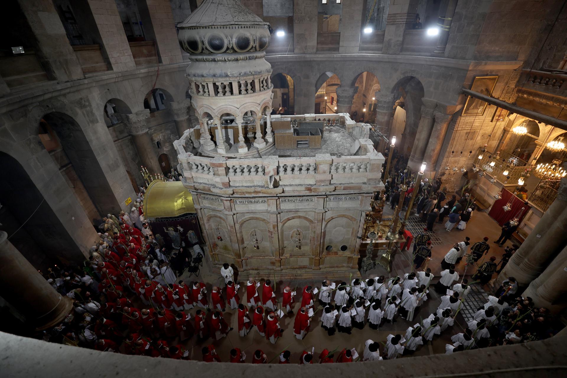 Sacerdotes cristianos participan en la procesión del Domingo de Ramos en la iglesia del Santo Sepulcro en la Ciudad Vieja de Jerusalén, este domingo. EFE/ATEF SAFADI